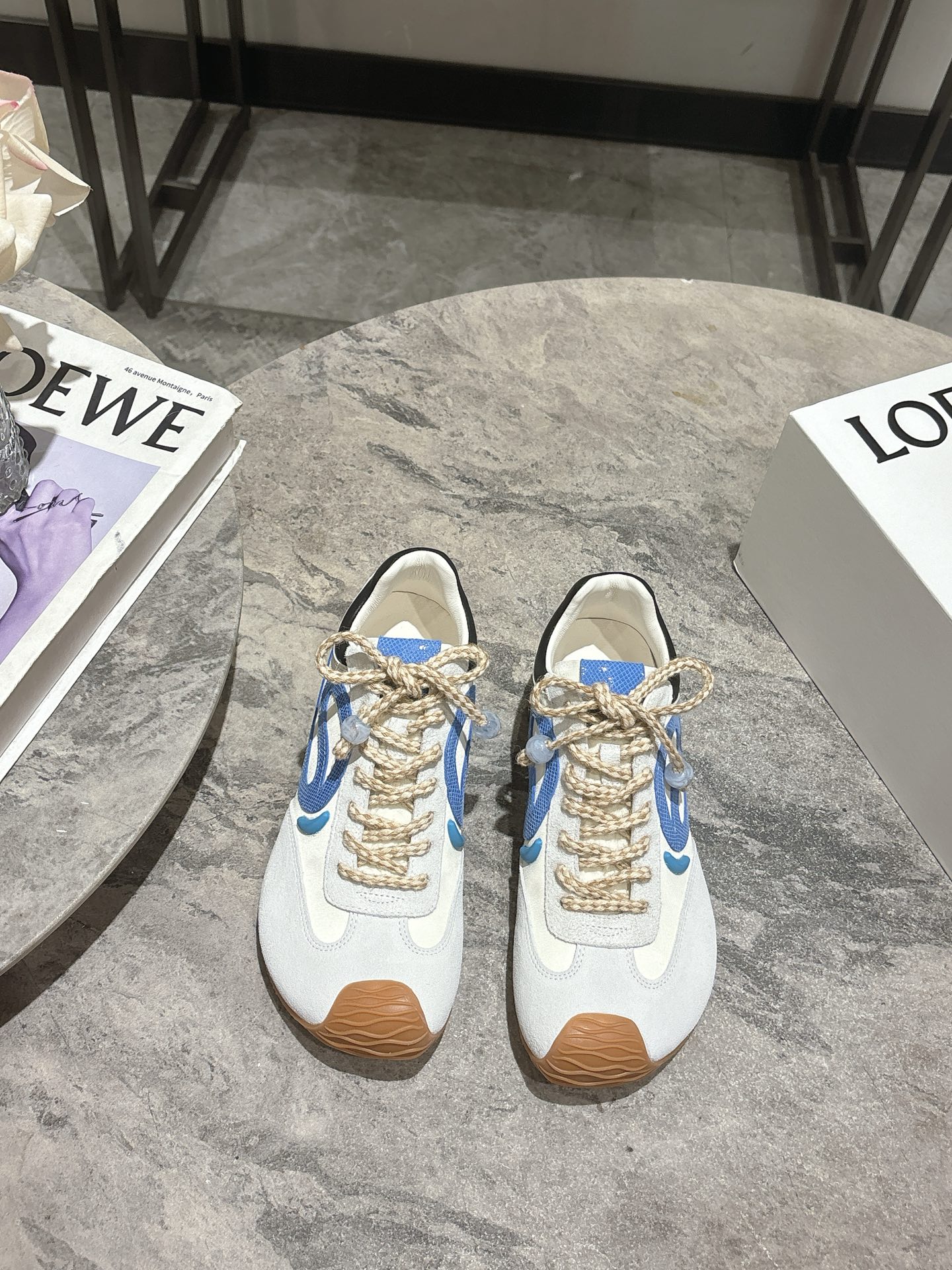 NO:592718,LoewePOPHALO co-branded 25ss new Paris fashion ballet sneakers Forrest Gump shoes are classic and you will fall in love with them at first sight!  The minimalist style of splicing is really the ultimate!  It is so versatile that you can wear it casually and it can be very high-end. It is very lightweight and can be used for shopping without stress!  Incomparably comfortable on the feet, light and weight-free, I really love it when I go out on the street!  There is a slight increase in height without kicking. The upper is original imported cowhide/Niujing/original splicing fabric. The lining is sheepskin. The sole is original wear-resistant rubber combination outsole. Size35-39 (40.41 custom-made and non-returnable), casual shoes/sports shoes, loewe, sneakers, cowhide, sheepskin.19860909LoewePOPHALO联名款 25ss新款巴黎时装 芭蕾运动鞋 阿甘鞋 经典一眼就爱上的！拼接的极简风格真的做到极致！实在太百搭,随便穿搭就可以很高级,很轻便,逛街暴走无压力！ 上脚无敌舒适,轻盈无负重感,出街真的爱了！不打脚还有点小增高 鞋面原版进口牛皮/牛京/拼接原版布料 内里羊皮 鞋底原版耐磨橡胶组合大底 Size35-39（40.41定做不退换）,休闲鞋/运动鞋,loewe,sneakers,cowhide,sheepskin,Women's Shoes