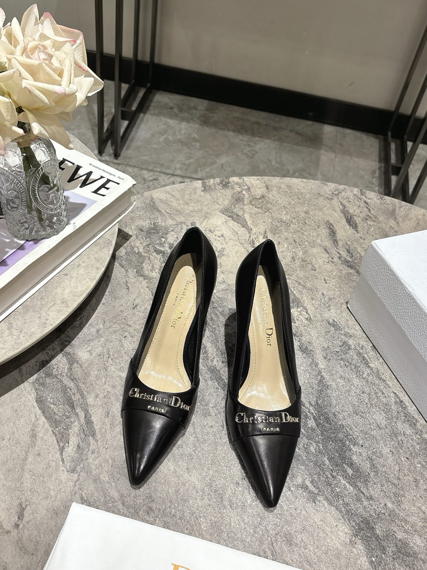 NO:437595,, DIOR2025/ Spring and summer new steel stamped letter logo single shoes/sandals series single shoes high heels ——————————————————————————————————————————————————————————————————————————————————————————————————————————————————————————————————————————————————————————————————————————————————————————————————————————————————————————————————————————————————————————————————————————————————————————————————————————————————————————————————————————————————————————————————————————————————————————————————————————————————————————————————————————————————————————————————————————————————————————————  This shoe is low-key and gorgeous, sexy and not ostentatious. The shoe style is a delicate style that everyone loves. It looks very slim. The entire curve of the side perfectly shows the curve of the foot. It has both mature and feminine taste and a hint of lively girlishness. It looks so good on the feet. It is worth recommending. Cowhide/paper leather, mixed-bred sheepskin in the inner lining. The original Italian sole. Heel height is 8cm. Size 35-39 (40.41.42. Customized and non-return). Sandals, dior, dior, sandals, high heels, cowhide, sheepskin.19860909, DIOR2025/ 春夏新品钢印字母logo单鞋/凉鞋系列 单鞋 高跟鞋 ———————————顶级版本 延续D家永恒经典！这款鞋低调不失华丽 性感又不显张扬 鞋型是大家都爱的秀气款 非常非常显瘦 侧面整个弧度将脚部曲线完美展现 既有成熟女人味 又不乏一丝活泼少女感, 上脚也太好看了,值得推荐 鞋面牛皮/漆皮 内里混种羊皮 大底意大利原版底 跟高8cm 码数35-39（40.41.42 定制不退换）,凉鞋单鞋,dior,dior,sandals,high heels,cowhide,sheepskin,Women's Shoes