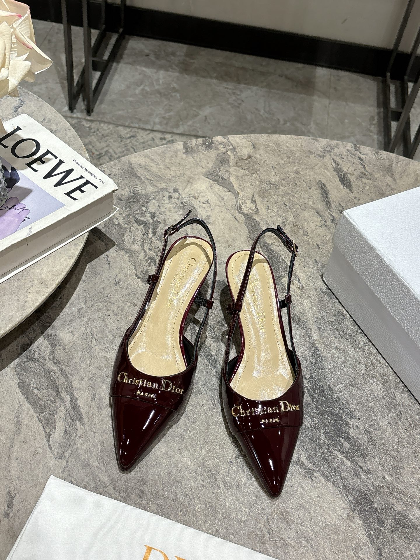 NO:437602,, DIOR2025/ Spring and summer new steel stamped letter logo single shoes/sandals series single shoes high heels ——————————————————————————————————————————————————————————————————————————————————————————————————————————————————————————————————————————————————————————————————————————————————————————————————————————————————————————————————————————————————————————————————————————————————————————————————————————————————————————————————————————————————————————————————————————————————————————————————————————————————————————————————————————————————————————————————————————————————————————————  This shoe is low-key and gorgeous, sexy and not ostentatious. The shoe style is a delicate style that everyone loves. It looks very slim. The entire curve of the side perfectly shows the curve of the foot. It has both mature and feminine taste and a hint of lively girlishness. It looks so good on the feet. It is worth recommending. Cowhide/paper leather, mixed-bred sheepskin, outsole, Italian original sole, heel height 5cm, size 35-39 (40.41.42, customized, non-return and exchange), sandals, dior, dior, sandals, high heels, cowhide, sheepskin19860909, DIOR2025/ 春夏新品钢印字母logo单鞋/凉鞋系列 单鞋 高跟鞋 ———————————顶级版本 延续D家永恒经典！这款鞋低调不失华丽 性感又不显张扬 鞋型是大家都爱的秀气款 非常非常显瘦 侧面整个弧度将脚部曲线完美展现 既有成熟女人味 又不乏一丝活泼少女感, 上脚也太好看了,值得推荐 鞋面牛皮/漆皮 内里混种羊皮 大底意大利原版底 跟高5cm 码数35-39（40.41.42 定制不退换）,凉鞋单鞋,dior,dior,sandals,high heels,cowhide,sheepskin,Women's Shoes