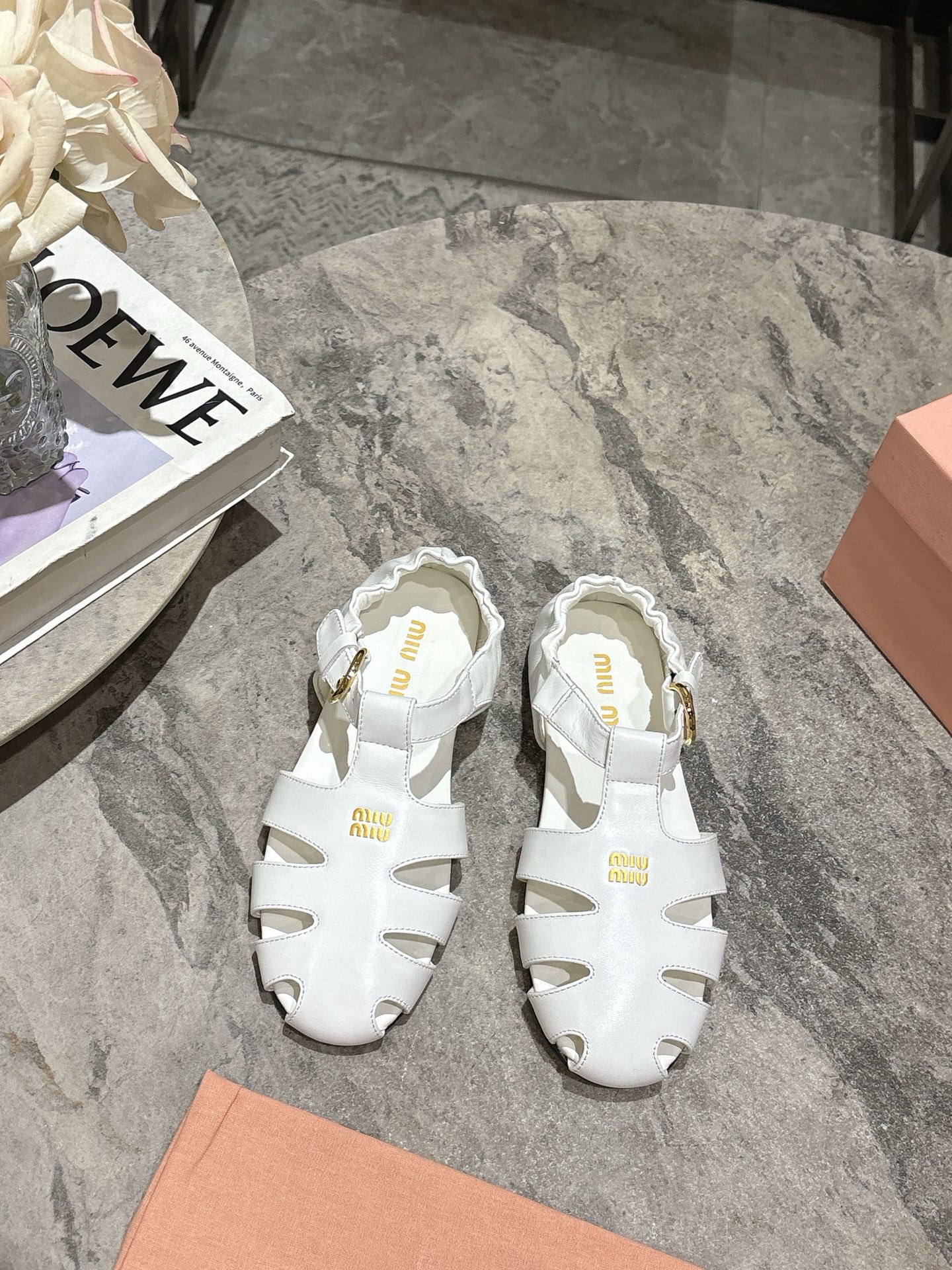 NO:240839,Miumiu 2025 Early Spring and Summer Baotou Roman Sandals Official Spring and Summer Show new style, fashionable and versatile, super versatile whether worn barefoot or with socks!  Original one-to-one development, custom imported cowhide, inner sheepskin, sole counter, size 35-39 (40 custom made, no return or exchange), sandals, miumiu, sandals, cowhide, sheepskin, socks19860909批 miumiu缪缪2025早春夏包头罗马凉鞋 官方春夏走秀新款,时髦百搭,无论光脚穿还是搭配袜子穿都超级百搭！原版一比一开发 鞋面定制进口牛皮 内里羊皮 鞋底专柜大底 码数35-39（40订做不退换）,凉鞋,miumiu,sandals,cowhide,sheepskin,socks,Women's Shoes