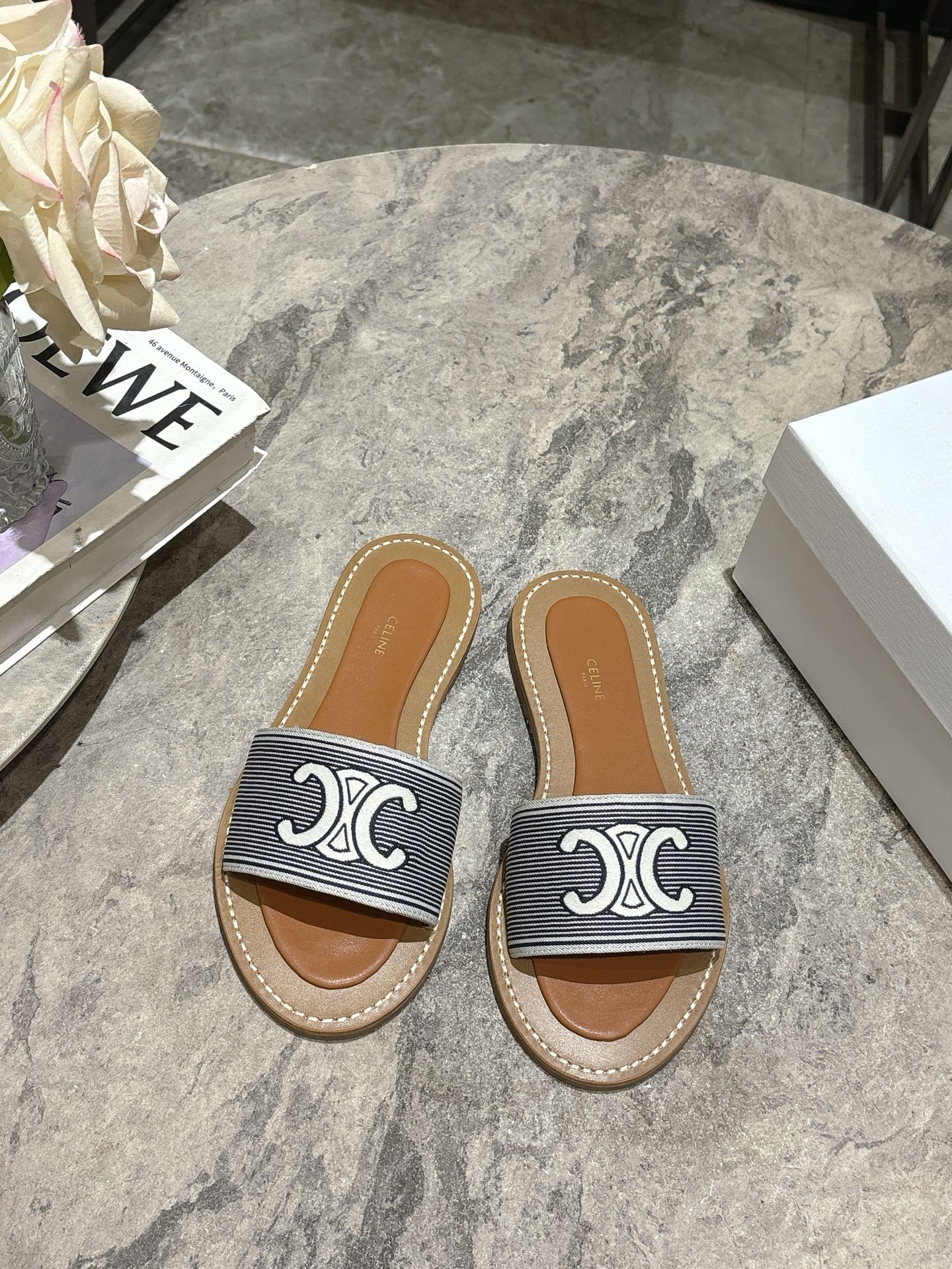 NO:265336,[CELINE] Silin-generation level Spring and summer new Arc de Triomphe retro Roman sandals slippers No pressure in and out of the counter, heavy industry version, reject fake low goods at a glance Original last, N debugging, this one is absolutely Vintage retro flavor, upper material top layer imported cowhide genuine leather outsole midsole original full set of packaging shoe size 35-39 (40.41 custom made without return and exchange), slippers, celine, sandals, slippers, cowhide, Leather soles19860909批【CELINE】思琳代级别 春夏新品凯旋门复古罗马凉鞋拖鞋 进出专柜无压力,重工版,拒绝一眼假low货 原版楦型,调试N次、这款上脚绝对Vintage复古风味十足 鞋面材质头层进口牛皮 真皮大底中底原版全套包装 鞋码35-39码(40.41定做不退换),拖鞋,celine,sandals,slippers,cowhide,Leather soles,Women's Shoes