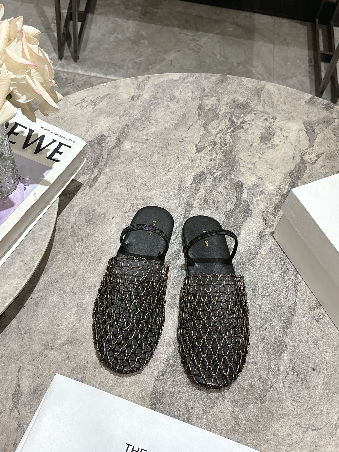 NO:437607,Top version, The Row must-have items for spring and summer. Hollow net sandals. The foot feel is too comfortable. Recommended for your own style. Slippers with a simple style with high-end aura. It is definitely a must-have for this year. Customized uppers. Original hollow net. Foot pad sheepskin. Original genuine leather injection molded sole. Size 35-39 (40 41 custom made), semi-torch, sandals, slippers, sheepskin.19860909顶级版本, The Row 春夏必入单品 镂空网 凉鞋  脚感是在太舒服了 自留款推荐 简单的风格却自带高级气场的拖鞋 绝对是今年必入款 鞋面定制原版镂空网 垫脚羊皮 原版真皮注塑大底 码数35-39（40 41定做）,半拖,sandals,slippers,sheepskin,Women's Shoes