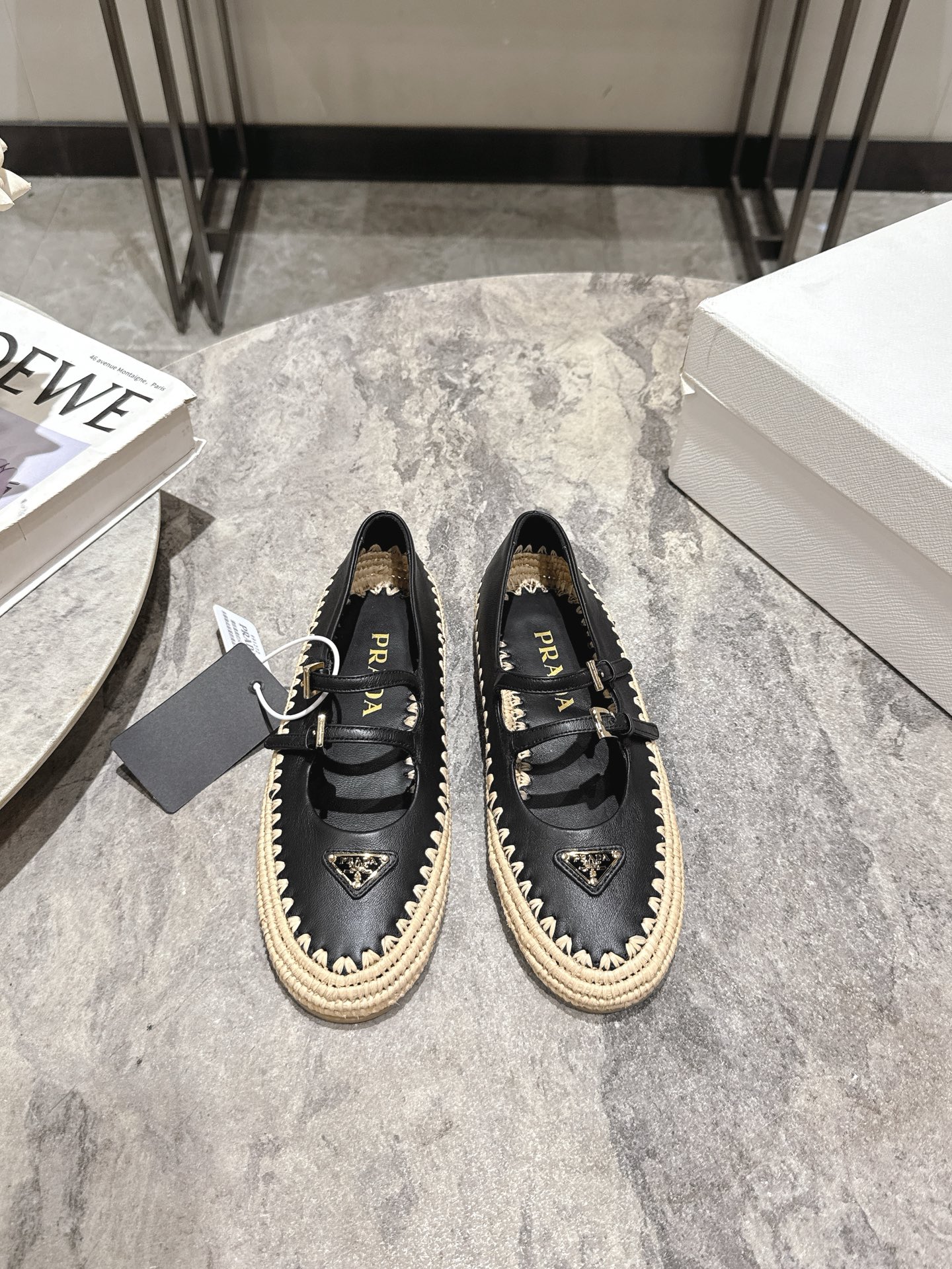 NO:437547,Prada 25ss Rafi grass woven Mary Zhen flat-sole single shoes Purchase level Pure hand-woven with iconic triangle logo Exquisite and modern Double-band design adds a retro charm Grass woven soles incorporate casual texture One-step style Convenient and fashionable Easy to grasp Italian elegant style It is an indispensable existence in a fashionable wardrobe Imported cowhide. Niujing imported lambskin in the inner lining Original rubber non-slip sole Size35-39 (40.41 custom made without return or exchange), single shoes, prada, prada, mary jane, espadrilles, cowhide, sheepskin19860909Prada普拉达25ss拉菲草编玛丽珍平底单鞋 代购级别 纯手工编织 搭配标志性三角徽标 精致又摩登 双带设计增添复古韵味 草编鞋底融入休闲质感 一脚蹬款式 便捷又时髦 轻松拿捏意式优雅格调 是时尚衣橱里不可或缺的存在 鞋面进口牛皮.牛京 内里进口小羊皮 大底原版橡胶防滑大底 Size35-39（40.41定做不退换),单鞋,prada,prada,mary jane,espadrilles,cowhide,sheepskin,Women's Shoes