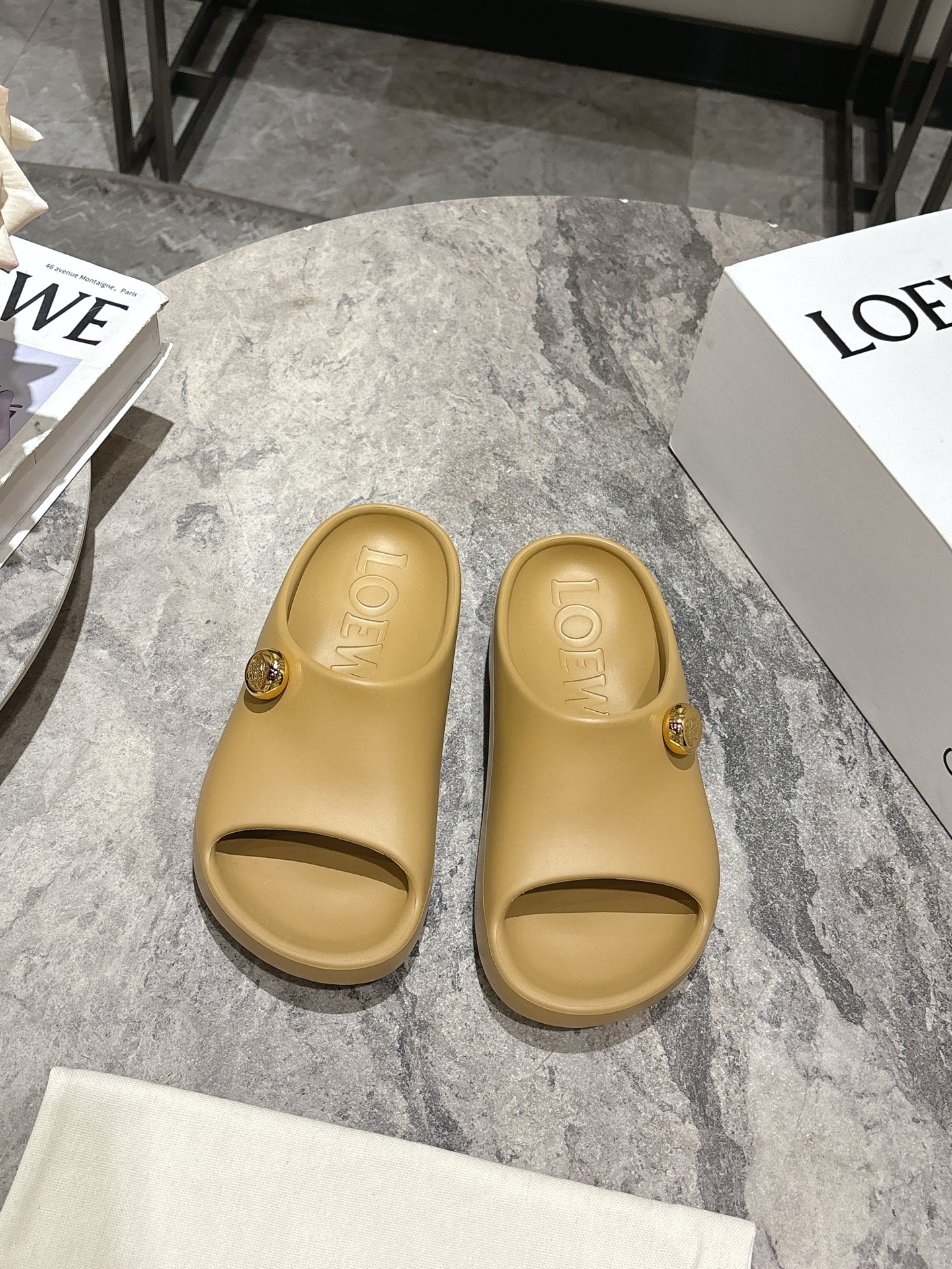 NO:412896,, Luo Yiwei LOEWE 25s spring and summer new Ease bubble beach shoes sandals Original purchase and development products Very comfortable, very recognizable, beautiful and practical, comfortable but not monotonous slippers Upper: rubber integral molding Original metal buckle outsole: wear-resistant pu outsole Size: 35-40 (40 custom made), slippers, loewe, loewe, slippers19860909, 罗意威 LOEWE 25s春夏新款 Ease 泡泡沙滩鞋 凉拖鞋 原版购入开发做货 舒适度极高,非常具有辨识度,美貌与实用并存舒适而不单调的拖鞋 鞋面:橡胶一体成型 原版金属扣饰 大底:耐磨pu大底 码数:35-40（40定做）,拖鞋,loewe,loewe,slippers,Women's Shoes