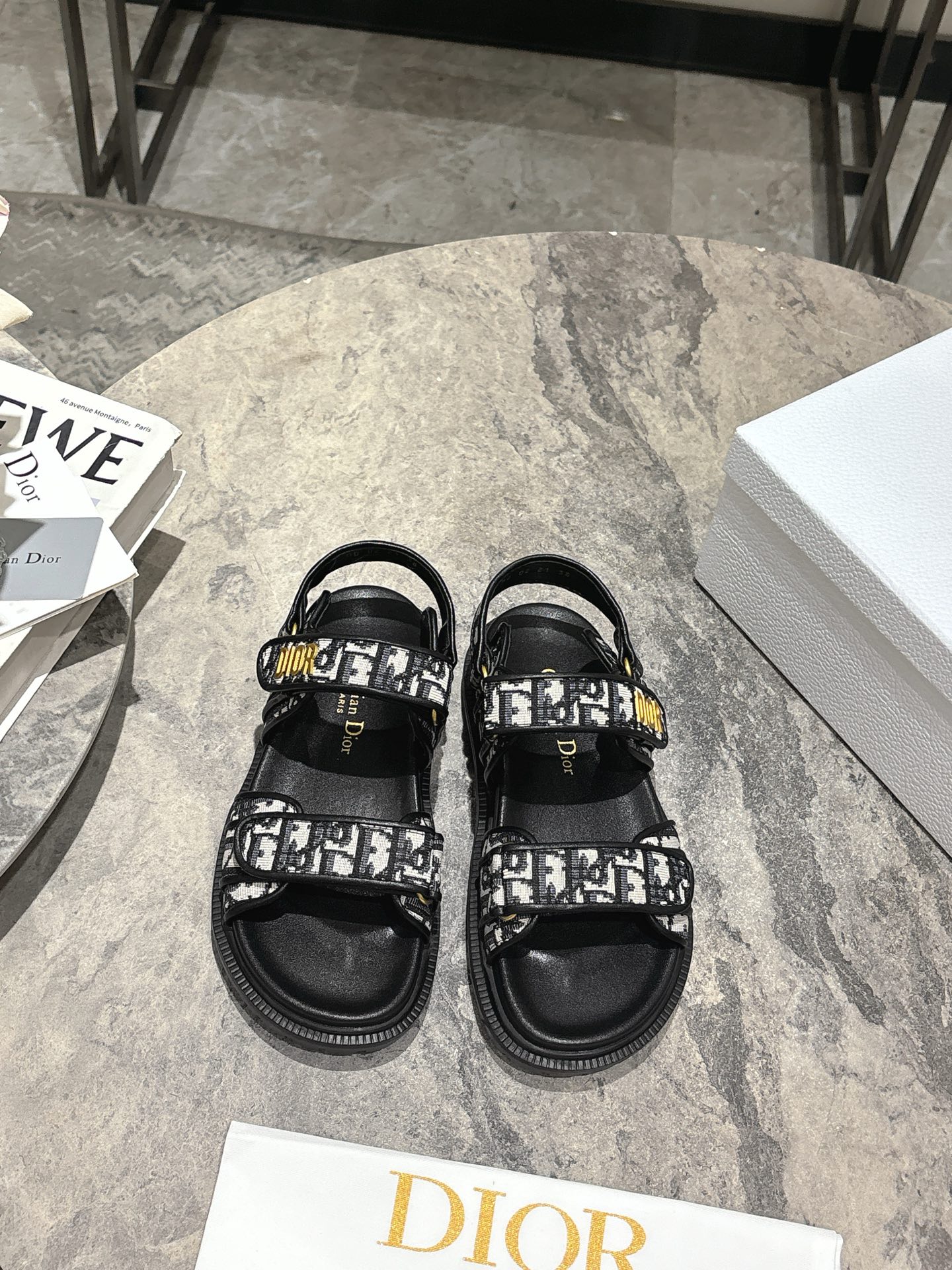 NO:921726,New color, top version, hot summer style, awesome Dior. Dior's new hook and loop sandals, GO original replica, high-end customization, super durable and versatile, very comfortable on the feet, super easy to wear, more fragrant than the fragrant grandma model, original cowhide upper, original d hardware buckle, original molded TPU outsole, size 35-39 (customized at 40.41), sandals, dior, dior, sandals, cowhide19860909新颜色 顶级版本 夏季爆款 超赞 Dior. 迪奥新款魔术贴凉鞋 GO原版复刻 高端定制 超耐看超百搭款 上脚非常舒适 超好穿 比香奶奶款还香 鞋面原版牛皮  原版d五金扣 原版开模TPU大底 码数35-39（40.41定做）,凉鞋,dior,dior,sandals,cowhide,Women's Shoes