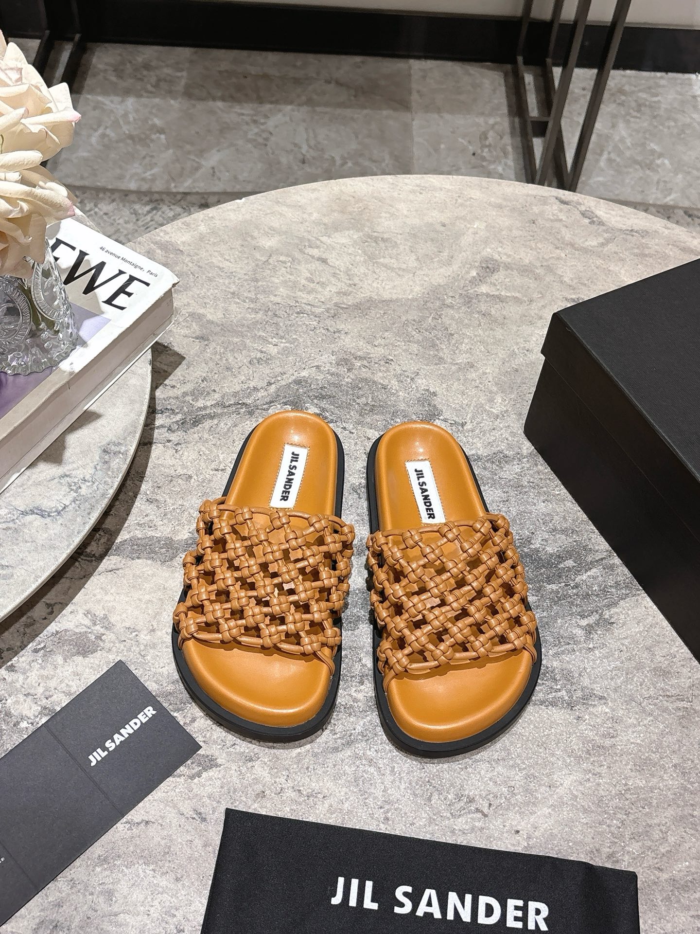 NO:413456,JILSANDER 25s spring and summer new style fishnet braided rope knot hollow slippers, upper handmade leather braided inner foot pad sheepskin sole molded outsole size 35-39 (40.41 custom made without return or exchange), slippers, jil sander, jil sander, slippers, sheepskin19860909JILSANDER 吉尔桑达 25s春夏新款 渔网编织绳结镂空拖鞋 鞋面手工皮革编织 内里垫脚羊皮 鞋底成型大底 码数35-39（40.41定做不退换）,拖鞋,jil sander,jil sander,slippers,sheepskin,Women's Shoes