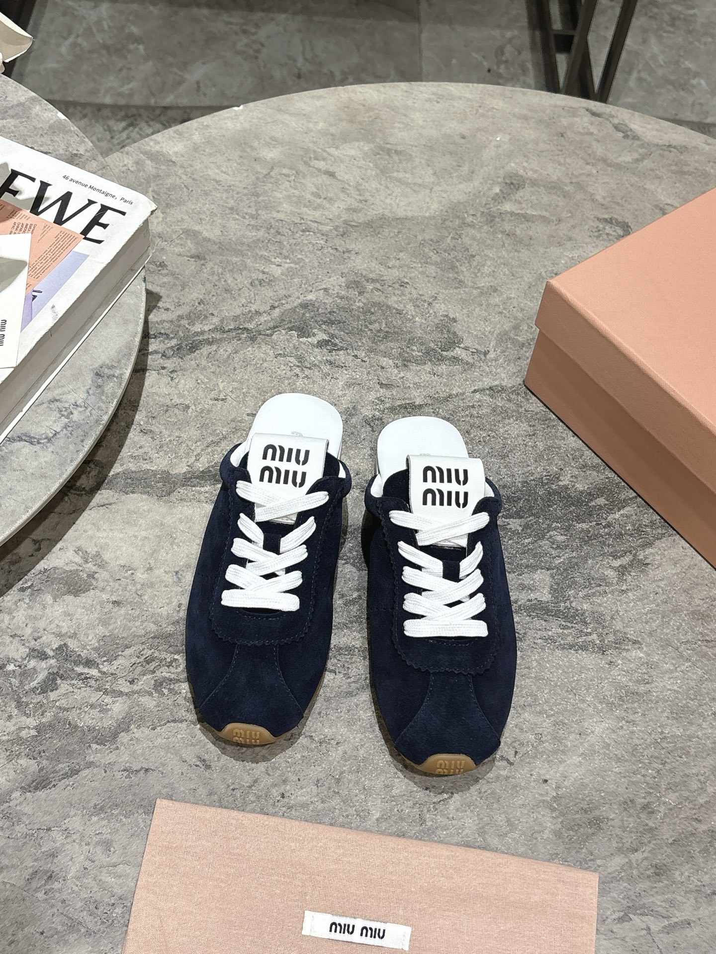 NO:406243,MIUMIU Misunderstanding 25ss Early Spring New Model, New Show Running Lazy Shoes, Desert Shoes, Semi-Travels, Official Spring and Summer Show Running New Model, fashionable and versatile, salty and sweet, and not grinding at all. Whether worn barefoot or with socks, it will reduce age and be super invincible and versatile!  Custom imported beef velvet/cowhide/original imported fabric inner foot pad sheepskin original sole Size35-39 (40 custom made without return or exchange), casual shoes/sports shoes semi-trail, miumiu, sneakers, cowhide, sheepskin, socks19860909批 MIUMIU谬谬25ss早春新款 走秀新款一脚蹬懒人鞋 德训鞋 半拖 官方春夏走秀新款,时髦百搭·即可咸又可甜·一点也不磨脚 无论光脚穿还是搭配袜子穿都超级减龄 超级无敌百搭！ 鞋面定制进口牛反绒/牛皮/原版进口布料 内里垫脚羊皮 鞋底原版橡胶大底 Size35-39（40订做不退换）,休闲鞋/运动鞋半拖,miumiu,sneakers,cowhide,sheepskin,socks,Women's Shoes