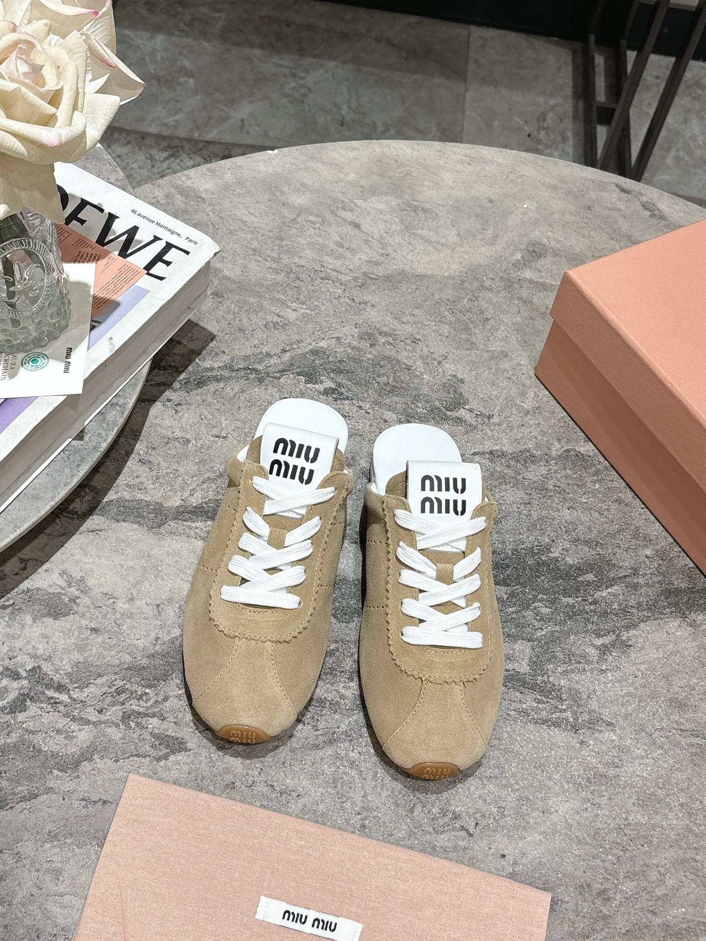 NO:406244,MIUMIU Misunderstanding 25ss Early Spring New Model, New Show Running Lazy Shoes, Desert Shoes, Semi-Travels, Official Spring and Summer Show Running New Model, fashionable and versatile, salty and sweet, and not grinding at all. Whether worn barefoot or with socks, it will reduce age and be super invincible and versatile!  Custom imported beef velvet/cowhide/original imported fabric inner foot pad sheepskin original sole Size35-39 (40 custom made without return or exchange), casual shoes/sports shoes semi-trail, miumiu, sneakers, cowhide, sheepskin, socks19860909批 MIUMIU谬谬25ss早春新款 走秀新款一脚蹬懒人鞋 德训鞋 半拖 官方春夏走秀新款,时髦百搭·即可咸又可甜·一点也不磨脚 无论光脚穿还是搭配袜子穿都超级减龄 超级无敌百搭！ 鞋面定制进口牛反绒/牛皮/原版进口布料 内里垫脚羊皮 鞋底原版橡胶大底 Size35-39（40订做不退换）,休闲鞋/运动鞋半拖,miumiu,sneakers,cowhide,sheepskin,socks,Women's Shoes