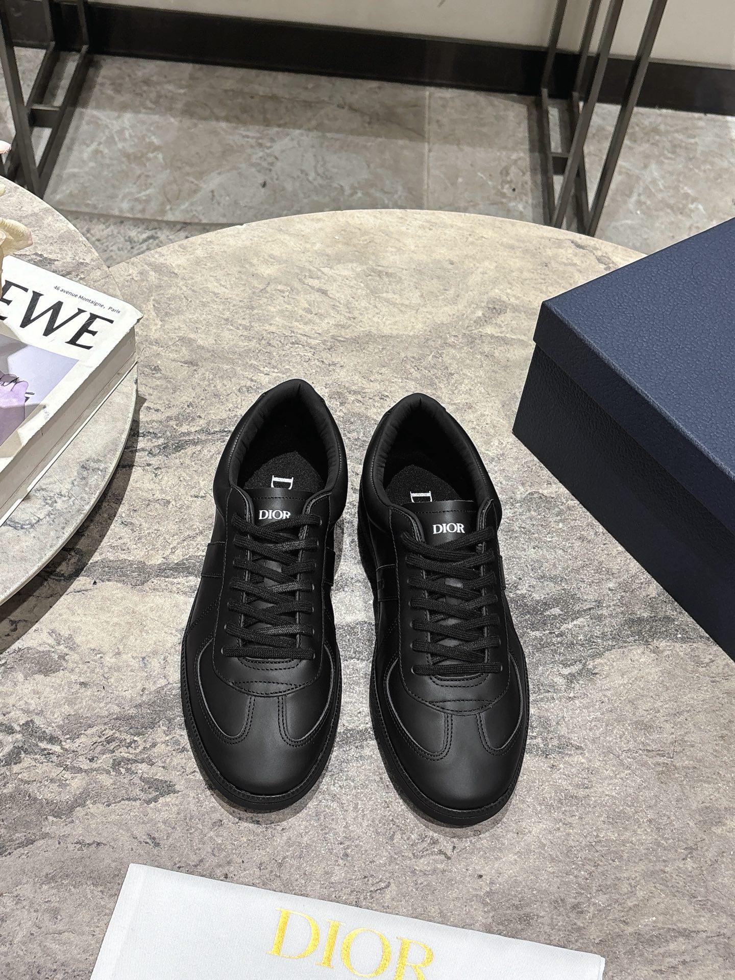 NO:469471,Top version of couple model Dior Dior Latest B01 series Matchpoint couple model German training shoes Casual sports shoes Original purchase and development Made this B01 Matchpoint sneakers are a new product in the fall 2025 series, marking the return of Dior classic style, reinterpreting with a stylish and elegant silhouette. It is carefully crafted in black and white smooth cowhide, decorated with gray suede splicing to enhance the style. The tongue and inner side are decorated with Dior logo, and the heel is decorated with CD Icon logo. Paired with amber rubber sole, the Dior logo is embellished with a variety of styles from the Dior Icons limited series to create exquisite shapes. Delivery counter exquisite packaging Fabric: Original custom imported top layer cowhide Inner: Soft imported cowhide sole  : Original open mold-proof anti-slip TPU material, bottom thickness 2.5CM Size: Women's model 35-39 Men's model 40-44 (women's 40-45 customized), casual shoes/sports shoes, dior, dior, sneakers, cowhide19860909顶级版本情侣款 Dior迪奥 最新 B01系列 Matchpoint 情侣款 德训鞋 休闲 运动鞋 原版购入开发 做货 这款 B01 Matchpoint运动鞋是二零二五秋季系列新品,标志着 Dior 经典款式的回归,以时尚优雅的廓形重新诠释.采用黑色和白色光滑牛皮革精心制作,饰以灰色绒面革拼接提升格调.鞋舌和内部侧面饰以 Dior 标志,鞋后跟饰以 CD Icon 标志.搭配琥珀色橡胶鞋底,点缀以 Dior 标志,可与 Dior Icons 限定系列的各式造型搭配,打造精致造型 配送专柜精美包装 面料 : 原版定制进口头层牛皮 内里 : 柔软进口牛皮里 鞋底 : 原版开模防滑TPU材质 底厚 2.5CM Size : 女款35-39 男款40-44（女40男45定做）,休闲鞋/运动鞋,dior,dior,sneakers,cowhide,Women's Shoes