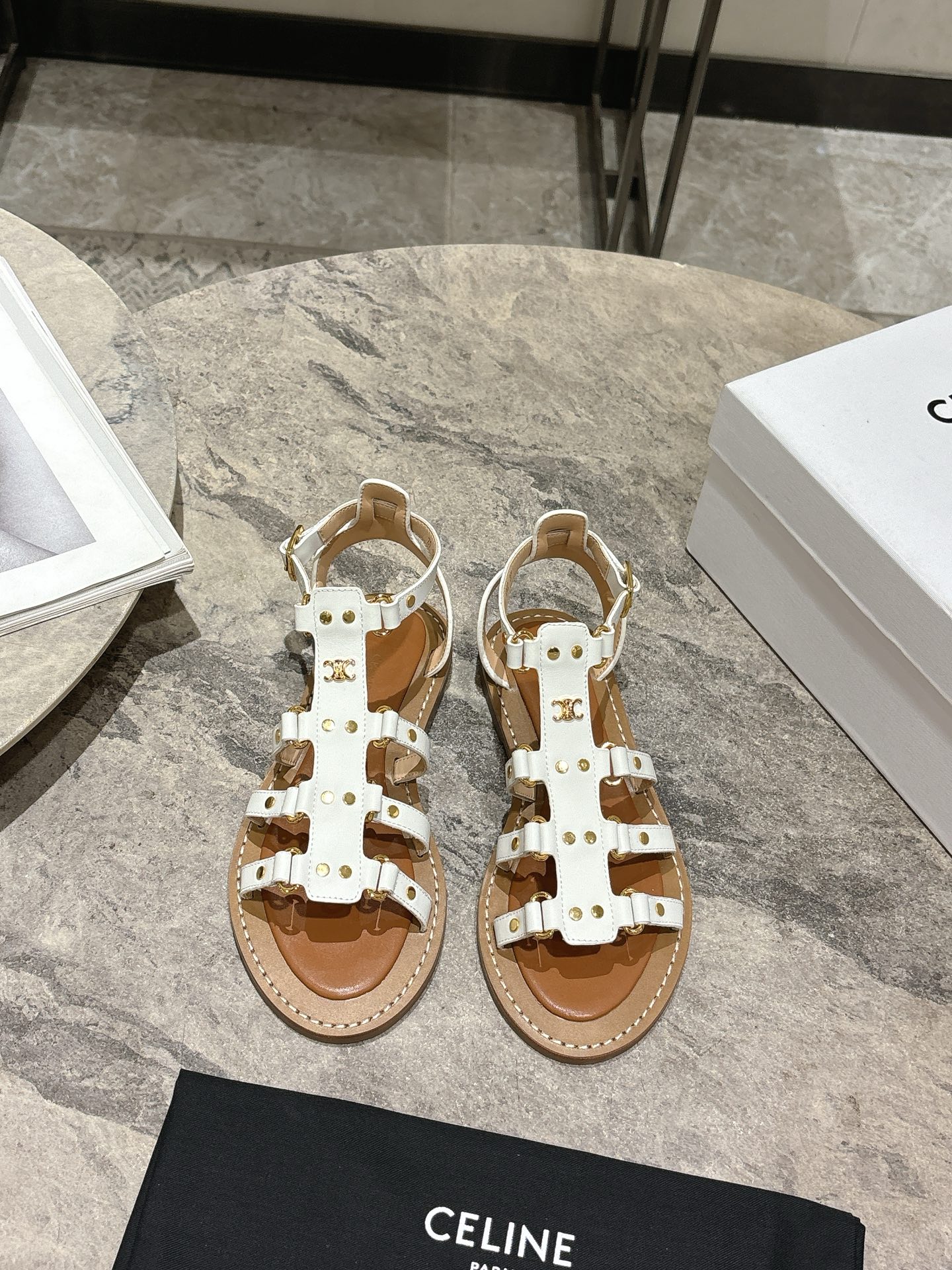 NO:392743,Celine Silin's latest retro Arc de Triomphe sandals in summer with socks, it is absolutely amazing. The retro point brings a full sense of fashionable appearance. The original version is purchased and developed. The highest output is restored to the original customized retro cowhide, inner cowhide, original molded leather soles. The film is anti-slip rubber size: 35-39 (40 customized), sandals, celine, sandals, cowhide, Leather soles, socks19860909Celine 思琳春夏最新款复古凯旋门时髦凉鞋夏天搭配袜子 简直绝绝子了复古的点上带上了满分时髦感颜值 绝原版购入开发 依旧最高输出还原原版定制复古感胎牛皮、内里牛皮、原版开模真皮大底 底片防滑橡胶码数: 35-39(40定做),凉鞋,celine,sandals,cowhide,Leather soles,socks,Women's Shoes