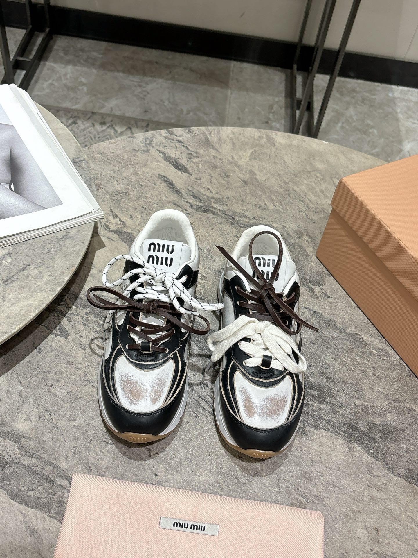 NO:403514,Miumiu Miu's latest American retro style dad shoes sports shoes ~ The most popular sneakers are a must-have ~ old fashioned, simple and high-end, very comfortable to match on the feet, must-have for the year The latest catwalk sports dad shoes are a hit by domestic and foreign bloggers, Xiaohongshu grass planting series, retro and fashionable, beautiful and simple sports board shoes design, highly recognizable tongue, creating a Buddhist sweet casual style~~ The aura on the feet is very casually matched Mainstream double shoelace design, the main feature is imported cowhide leather mesh material, mixed-bred sheepskin inside, original private model outsole Size.35-39 (40 custom made), casual shoes/sports shoes, miumiu, sneakers, cowhide, sheepskin19860909miumiu缪缪最新款美式复古风老爹鞋 运动鞋 ~ 颜值担当火爆款运动鞋 不得不入的一款～做旧时尚,简约高级 随意搭配上脚非常舒适,年度必入款 最新走秀款运动老爹鞋国内外博主刷爆的一款,小红书种草系列,复古又时髦上脚美炸了简约的运动板鞋设计,极具辨识度的鞋舌,打造佛系甜美的休闲风~~上脚气场十足随意搭配 主流双鞋带设计 主打一个时尚选用进口牛皮磨砂皮网纱材质,内里混种羊皮里,原版私模大底 Size.35-39(40定做),休闲鞋/运动鞋,miumiu,sneakers,cowhide,sheepskin,Women's Shoes