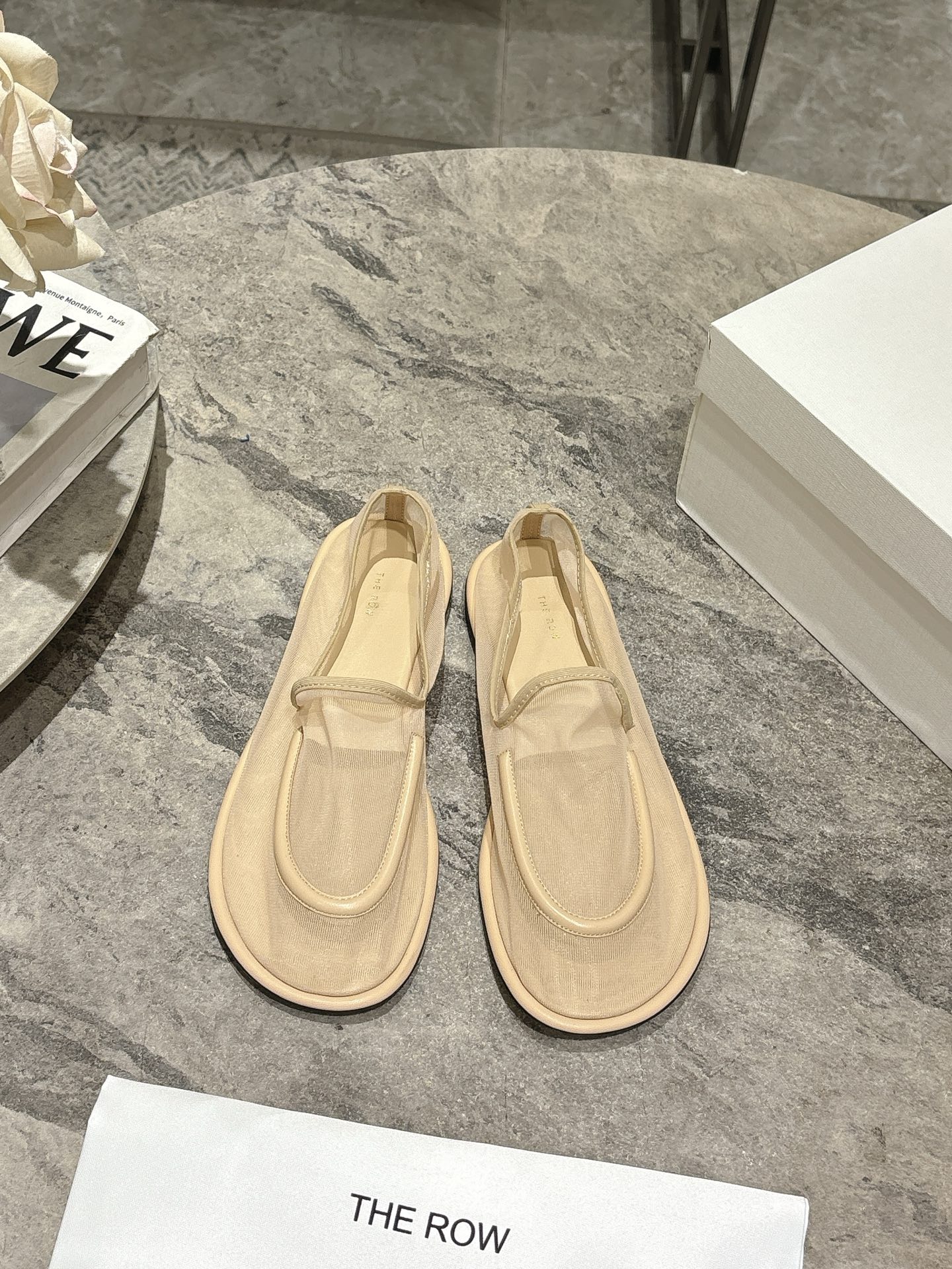 NO:437619,The Row mesh simple shoes have a fairy-like hazy beauty, high-end and decent. You can also go out beautifully in summer with slippers. The glittering and adorable embellishments add a gorgeous and romantic feeling and are easily attracted at a glance. The match is also quite extensive. Daily or party activities can show elegant charm and temperament. Upper material is imported mesh sheepskin edges. Imported beef wrinkle paint inside. Rubber outsole. Size: 35-39 (40.41 custom-made without return). Single shoes, slippers, sheepskin19860909The Row网纱简约单鞋 自带仙气朦胧美,高级又不失体面,夏天穿个拖鞋也能美美的出街 闪闪惹人爱的点缀更增添了份华丽浪漫感很容易一眼就被吸引 搭配场合也挺广泛的日常或者派对活动都能展现优雅的魅力气质 鞋面材质进口网纱羊皮包边 内里进口牛皱漆 橡胶大底 码数:35-39(40.41定做不退换),单鞋,slippers,sheepskin,Women's Shoes