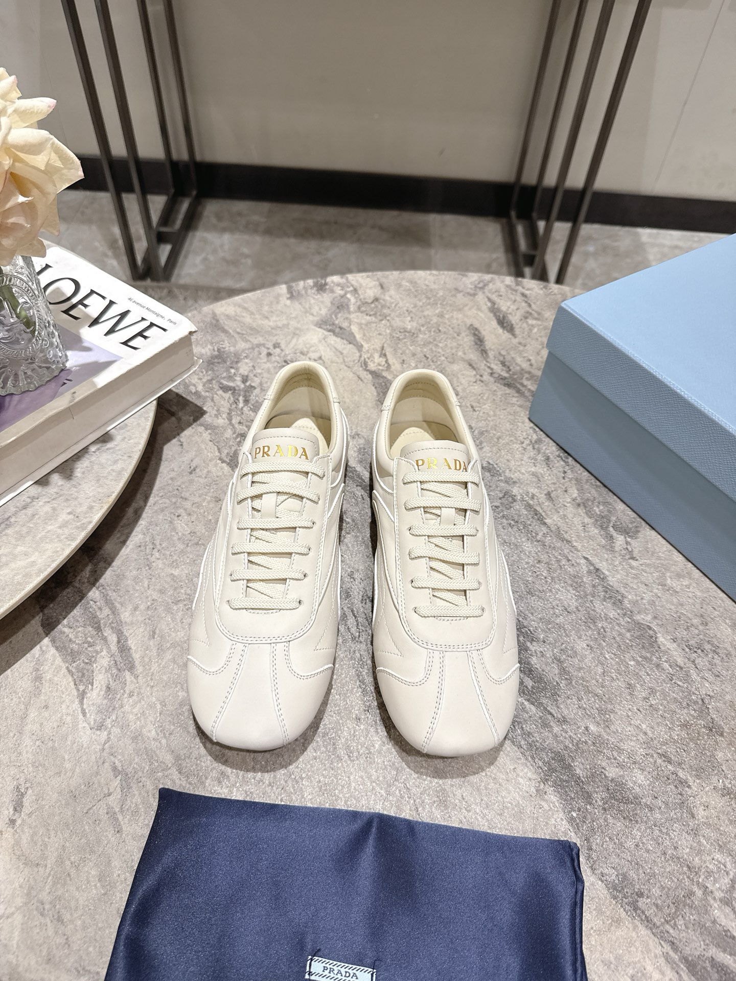 NO:921569,Men 10, Prada 26ss spring and summer new model for couples, moral training shoes, casual shoes. Seikoly made, even stitching, leather texture at a glance, multi-color splicing, fashionable and generous, soft, comfortable and breathable, decorated with PRADA letter logo on the outside. With fabric lining, silver logo cowhide foot pads, and P family's exclusive rubber outsole. The details are carefully crafted, making it a versatile item for travel!  The upper is made of original imported cowhide/mercerized cow suede, the lining is sheepskin, and the sole is original customized rubber outsole Size35-40 40-44 (40 for women and 45 for men, custom-made and non-returnable), casual shoes/sports shoes, prada, prada, sneakers, cowhide, sheepskin19860909男10, Prada 普拉达情侣款26ss春夏新款 德训鞋 休闲鞋 精工制造,缝线均匀,皮质质感一览无余,多色拼接,时尚大方,柔软舒适透气,外侧饰有PRADA字母徽标 搭配织物内里,烫银logo牛皮脚垫,搭配P家专属橡胶大底,细节精工细作,出行百搭佳品！ 鞋面采用原版进口牛皮/丝光牛反绒 内里垫脚羊皮 鞋底原版定制橡胶大底 Size35-40 40-44（女40 男45订做不退换）,休闲鞋/运动鞋,prada,prada,sneakers,cowhide,sheepskin,Women's Shoes
