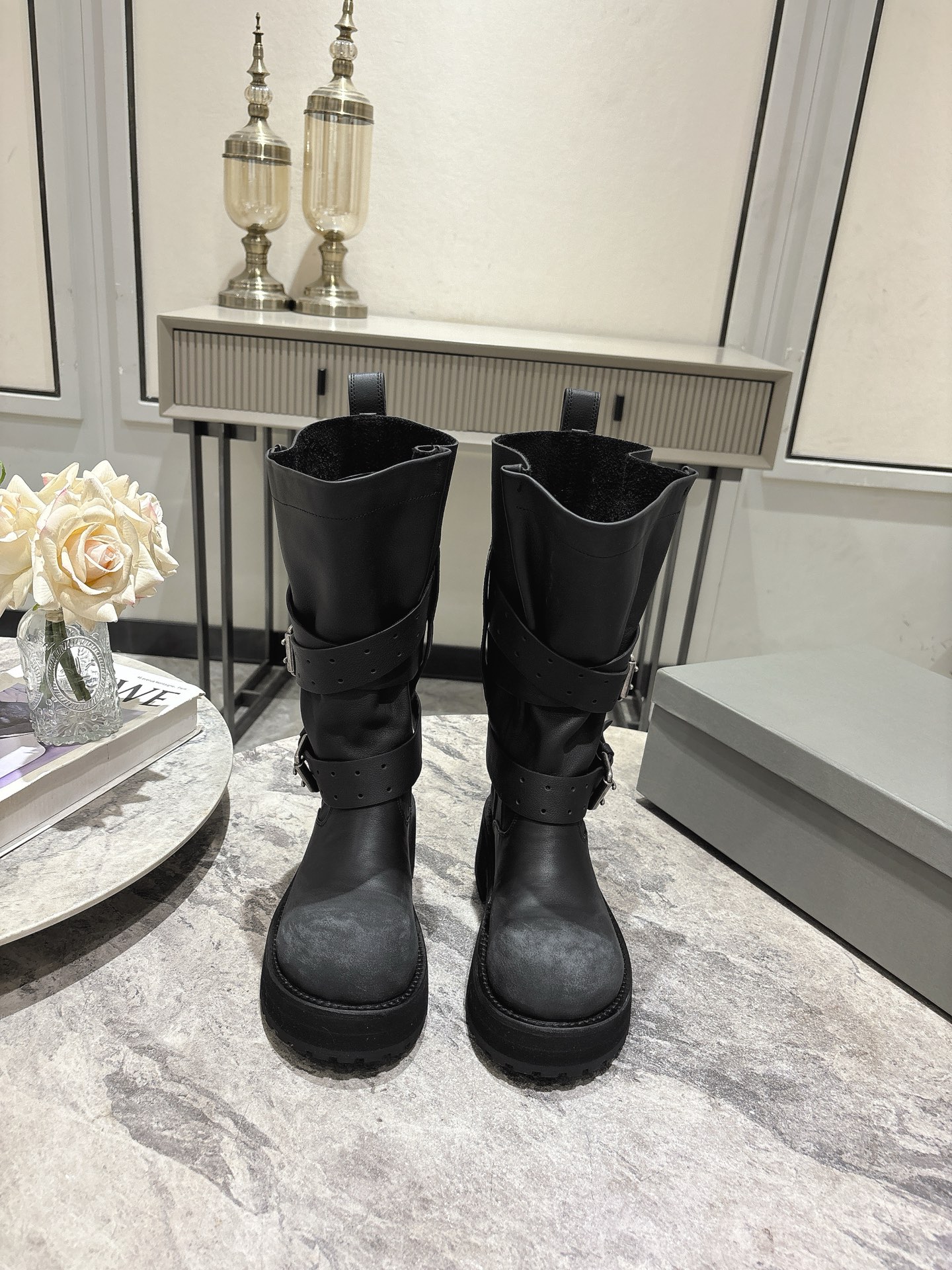 NO:412797,12-inch men's 30, Balenciaga 25 Fall pre-order New Balenciaga FW25 Venom Boots by balenciaga The coolest venom boots in 25 years are here!  Dark functional wind!  The aura of the street explodes when going out. Original data - original 1:1 restores the details. The design of Venom boots is very recognizable. The neat lines and metal buckles are combined. Every detail shows Balenciaga's avant-garde attitude. The leather is of superior texture, restrained luster but luxurious, and the foot feels coexist with style. Whether it is paired with slim jeans to show the coolness of the street or to create a different spark with a personalized skirt, it can be easily held. Wear it, you are the most eye-catching existence on the street, perfectly interpreting the fashion attitude. The original 3 high-level styles are available. The fabric is customized with matte natural calfskin/aging and destructive craftsmanship. The inner medium-gloss cowhide hardware is customized pure copper matte silver brushed aged version. The 3 layers combination of the large bottom - leather edge strips/resilience wear-resistant velvet/tire rubber outsole  Number of women 35-39 (40 fixed) Male 40-45 (46 fixed) Original packaging, boots, balenciaga, balenciaga, boots, skirts, jeans, cowhide1986090912寸 男30, 巴黎世家25Fall pre-order New Balenciaga FW25 Venom Boots by balenciaga 25年最酷的毒液靴来咯！ 暗黑机能风！出门炸街气场爆表 原厂数据-原版1:1还原细节 毒液靴的设计极具辨识度,利落的线条搭配金属扣饰,每一处细节都彰显着Balenciaga的前卫态度.皮革质感上乘,光泽内敛却又奢华尽显,脚感更是舒适与格调并存. 无论是搭配修身牛仔裤展现街头酷感,还是与个性裙装碰撞出别样火花,它都能轻松hold住.穿上它,你就是街头最吸睛的存在,将时尚态度完美诠释 原版3种高度款式可选 面料定制哑光自然摔小牛皮/做旧破坏工艺效果 内里定制中光牛皮 五金定制纯铜哑银色拉丝做旧版本 大底3层组合-真皮沿条/回弹耐磨绒/轮胎橡胶外底 码数女35-39（40定） 男40-45（46定） 原版包装,靴子,balenciaga,balenciaga,boots,skirts,jeans,cowhide,Women's Shoes