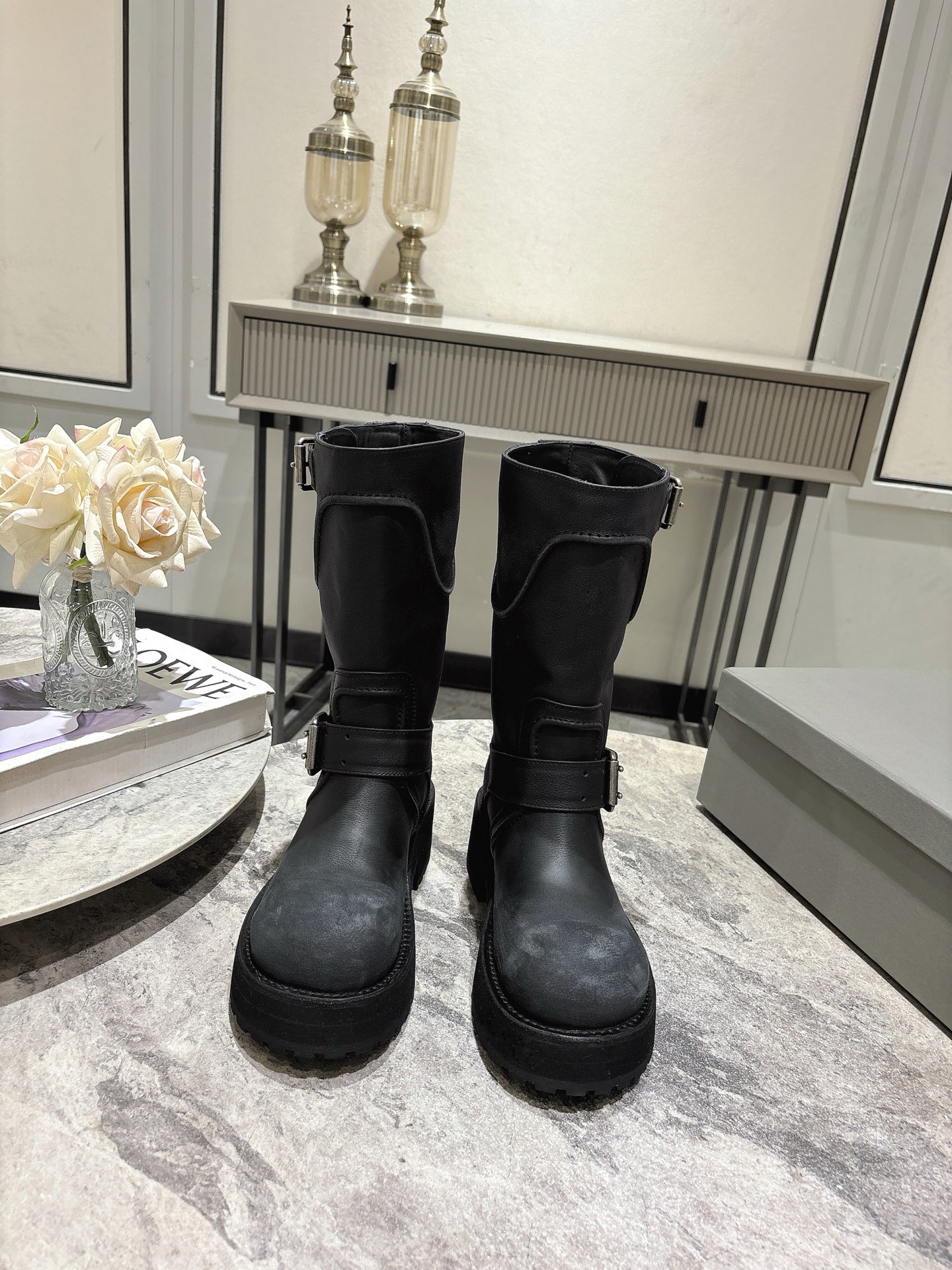 NO:412805,Men 30, Balenciaga 25Fall pre-order New Balenciaga FW25 Venom Boots by balenciaga The coolest Venom Boots in 25 years are here!  Dark functional wind!  The aura of the street explodes when going out. Original data - original 1:1 restores the details. The design of Venom boots is very recognizable. The neat lines and metal buckles are combined. Every detail shows Balenciaga's avant-garde attitude. The leather is of superior texture, restrained luster but luxurious, and the foot feels coexist with style. Whether it is paired with slim jeans to show the coolness of the street or to create a different spark with a personalized skirt, it can be easily held. Wear it, you are the most eye-catching existence on the street, perfectly interpreting the fashion attitude. The original 3 high-level styles are available. The fabric is customized with matte natural calfskin/aging and destructive craftsmanship. The inner medium-gloss cowhide hardware is customized pure copper matte silver brushed aged version. The 3 layers combination of the large bottom - leather edge strips/resilience wear-resistant velvet/tire rubber outsole  Number of women 35-39 (40 fixed) Male 40-45 (46 fixed) Original packaging, boots, balenciaga, balenciaga, boots, skirts, jeans, cowhide19860909男30, 巴黎世家25Fall pre-order New Balenciaga FW25 Venom Boots by balenciaga 25年最酷的毒液靴来咯！ 暗黑机能风！出门炸街气场爆表 原厂数据-原版1:1还原细节 毒液靴的设计极具辨识度,利落的线条搭配金属扣饰,每一处细节都彰显着Balenciaga的前卫态度.皮革质感上乘,光泽内敛却又奢华尽显,脚感更是舒适与格调并存. 无论是搭配修身牛仔裤展现街头酷感,还是与个性裙装碰撞出别样火花,它都能轻松hold住.穿上它,你就是街头最吸睛的存在,将时尚态度完美诠释 原版3种高度款式可选 面料定制哑光自然摔小牛皮/做旧破坏工艺效果 内里定制中光牛皮 五金定制纯铜哑银色拉丝做旧版本 大底3层组合-真皮沿条/回弹耐磨绒/轮胎橡胶外底 码数女35-39（40定） 男40-45（46定） 原版包装,靴子,balenciaga,balenciaga,boots,skirts,jeans,cowhide,Women's Shoes