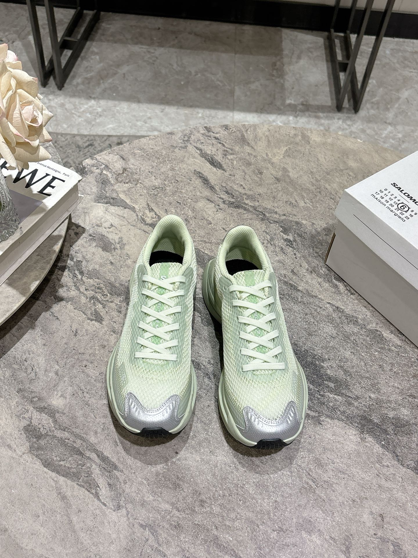 NO:403509,MM6 x SALOMON - Spectur 2 is the 2025 spring and summer series shoe style cooperation between MM6 Maison Margiela and SALOMON. It is based on the road running shoes Spectur 2. The upper is made of large hole mesh material with the same color pressing glue and cut sheet. The shoe side has both brand logos, covering polyester fiber, polyurethane, rubber, etc.; it is equipped with full-length carbon fiber board Energy Blade and Energy Foam cushioning system, the rear palm is thickened and widened, and has both propulsion, cushioning and rebound and stability. Fabric: original custom material for mesh fabric inner lining: breathable lining Women's size 35-39, men's 40-44 (for women 40 men's 45 customization) original foamed sole, light and comfortable., casual shoes/sports shoes, masion  Margiela, sneakers19860909MM6 x SALOMON - Spectur 2是MM6 Maison Margiela与SALOMON合作的2025春夏系列鞋款,以公路跑鞋Spectur 2为基础,鞋面采用大孔网眼材质搭配同色系压胶与裁片,鞋侧有双方品牌标识,材质涵盖聚酯纤维、聚氨酯、橡胶等；它搭载全长碳纤维板Energy Blade与Energy Foam缓震系统,后掌加厚加宽,兼具推进力、缓震回弹与稳定性. 面料:网布原版定制材料 内里:透气里布 女码35-39、男40-44(女40男45定做) 原版发泡大底、轻便又舒适.,休闲鞋/运动鞋,masion margiela,sneakers,Women's Shoes