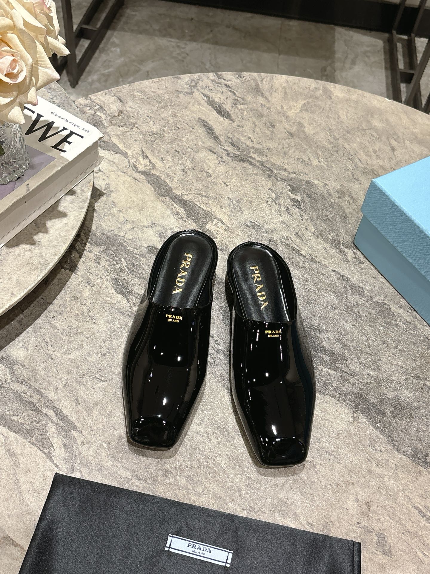 NO:412882,PRADA ~ Spring and summer new square toe thick heel bag head with one foot lazy muller high heel / flat slippers The simple design is probably its favorite point, not the kind that is bad. Patent leather comes with beauty bling bling taxi with super sucking feet, very brand personality. Upper imported beef patent leather inner sheepskin foot pads, big sole genuine leather soles Size 35-39 (34.40.41.42 size custom made without return or exchange), semi-torque, prada, prada, slippers, sheepskin, Leather soles19860909PRADA/普拉达～春夏新款方头粗跟包头一脚蹬懒人穆勒高跟/平底拖鞋 简单的设计大概就是它最让人喜欢的点 不是烂大街的那种 漆皮自带美颜bling bling的士上脚超吸晴,很有自己的品牌个性. 鞋面进口牛漆皮 内里羊皮垫脚 大底真皮大底 码数35-39（34.40.41.42码定做不退不换）,半拖,prada,prada,slippers,sheepskin,Leather soles,Women's Shoes