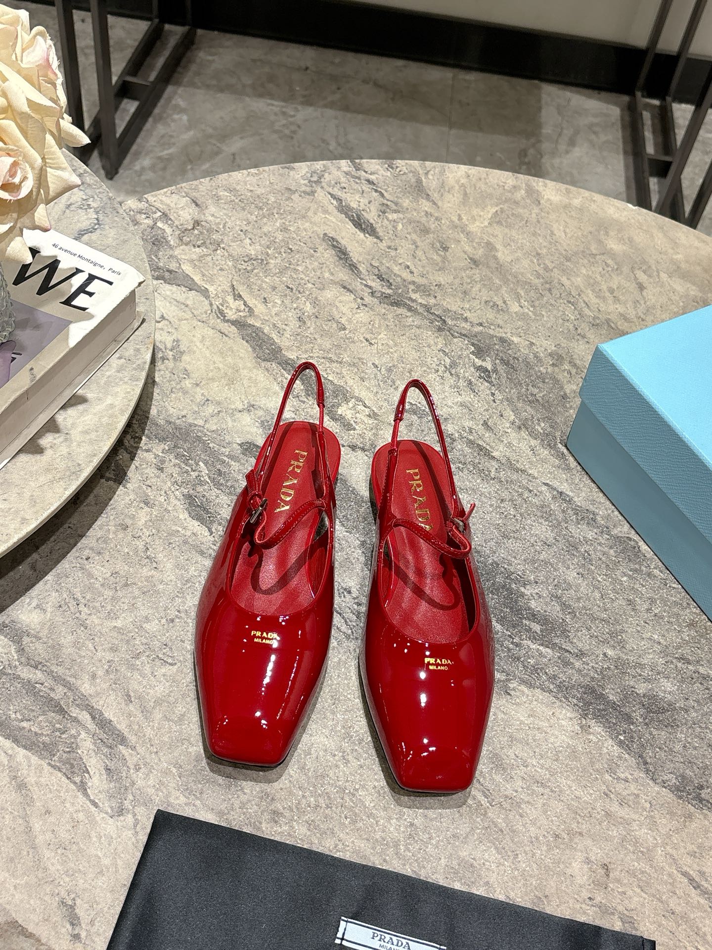 NO:412889,Top version Prada Pula's new flat ballet shoes thick heel square toe Mary Jane single shoe empty sandals, imported cow patent leather inner sheepskin, outsole leather outsole heel height 1.5CM size 35-39 (34.40.41.42 size custom made without return or replacement), sandals, prada, prada, sandals, mary jane, sheepskin, Leather soles19860909顶级版本 Prada普拉*新款平底芭蕾舞鞋粗跟方头玛丽珍单鞋后空凉鞋 鞋面进口牛漆皮 内里羊皮 大底真皮大底 跟高1.5CM 码数35-39（34.40.41.42码定做不退不换）,凉鞋,prada,prada,sandals,mary jane,sheepskin,Leather soles,Women's Shoes