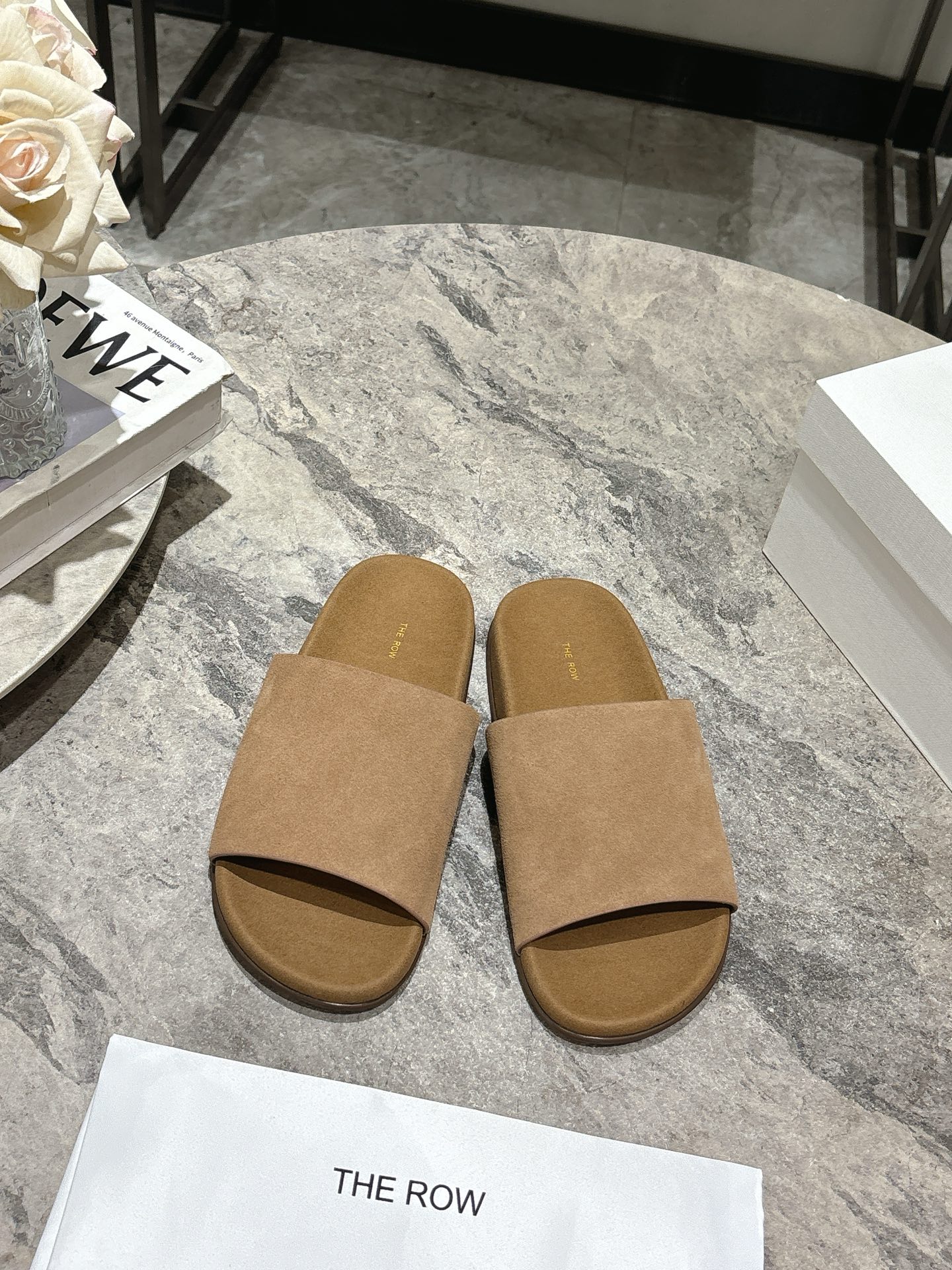 NO:412849,The row The latest classic spring and summer retro one-line Birken Slippers are the most comfortable mules I have worn. The retro color creates a relaxed and durable high-end feeling. It is so suitable for slack people who don’t like to wear shoes. Wear it casual, lazy and relaxing!  Upper/foot-cushioned beef reverse velvet leather, imported sheepskin, original mold-opening anti-slip sole size35-39 (40 customization), slippers, slippers, sheepskin19860909The row 经典春夏最新品复古 一字勃肯拖鞋 目前穿过最舒服的穆勒鞋 复古色营造出松弛耐看的高级感 太适合不爱穿鞋的松弛人了 穿上休闲慵懒松弛感拉满！ 鞋面/垫脚牛反绒皮料 内里采用进口羊皮 原版开模防滑大底 size35-39（40定制）,拖鞋,slippers,sheepskin,Women's Shoes