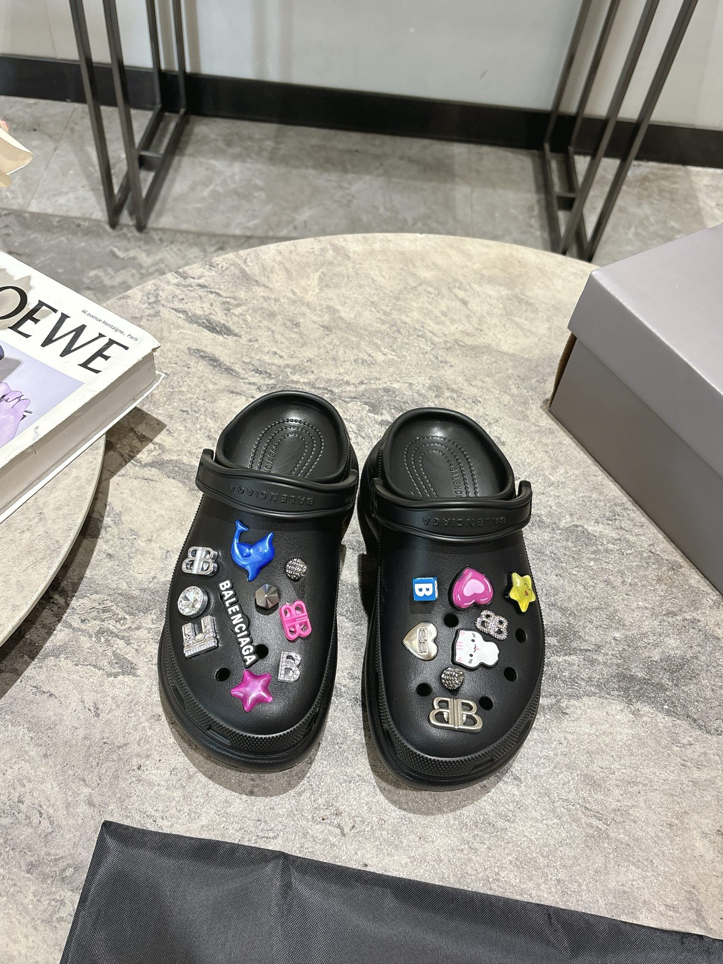 NO:403503,Couple style | 5 Purchase level Balencaga BALENCA*A new jelly shoe series!  The foot is beautiful and versatile. The INS hot product is the original version. The mold is opened by the counter without any pressure. The entire shoe buckle is the original version, and the original upper is printed with the original material. All materials are consistent with the original craftsmanship. Full texture. Heel height 8.5cm black. Silver is optional. Size35-44. Couple model. The full set of counters is packaged simultaneously!  ,slippers,balenciaga,balenciaga,slippers19860909情侣款 | 5 代购级别 巴黎世家 BALENCA*A 新款果冻鞋系列！上脚美爆又百搭 INS爆款 原版购入开模,领出专柜无压力,整个鞋花扣都是原版一比一定制开模,定制鞋面原版材质印花logo, 所有的材质与工艺原版一致 质感满满 跟高 8.5cm黑色 银色可选 size35-44 情侣款 全套专柜同步包装！,拖鞋,balenciaga,balenciaga,slippers,Women's Shoes