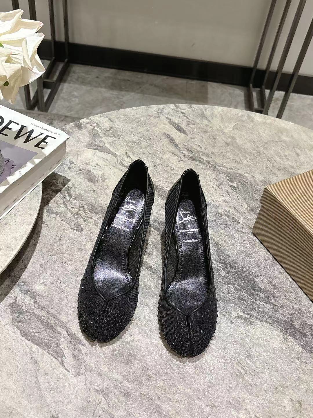 NO:412898,CL x Maison margiel* 25SS split-toe high heel (6.5 cm) single shoe Maison Margiela and Christian Louboutin launch their first joint shoe series. The new collaboration is centered on two intertwined design concepts, showing fashion designer John Galliano and shoe master Christian Louboutin’s unique creative language. Shoes, cleverly blend the design genes of the two major brands, presenting unique styles and commonalities. Maison Margiela’s iconic Tabi  The three shoes are decorated with the designer's classic red sole, and the classic toe design is reinterpreted with its exquisite craftsmanship and spliced ​​by two independent materials, rather than the traditional toe cutting process, giving the shoe an elegant heart-shaped outline, just like the female clavicle lines. This design cleverly echoes the 'unconscious charm' concept advocated by Maison Margiela - those charming images deeply embedded in the collective subconscious, injecting a subtle and implicit sexy temperament into the classic Tabi shoes. The joint feast of Maison CL, which subverts fashion, has ushered in an epic collision again!  The joint series between Maison Margiela and CL was officially launched, instantly igniting the enthusiasm of global trend enthusiasts!  This cross-border cooperation is not only a perfect fusion of fashion and music, but also a subversive attempt to break the convention and reshape the classics. Every item of Majira's co-branded CL is full of bold design and unique artistic sense. From a deconstructive jacket to a futuristic accessories, every detail highlights Majira's avant-garde aesthetics and CL's personality attitude. Whether it is street style or high-end style, this series can satisfy all your imagination of fashion!  Upper cow patent leather/mesh sand, heel height 6.5 cm, footbed sheepskin, outsole original leather outsole, size 35~41 (40.41 custom-made, non-return and exchange), split-toed shoes, masion margiela, jackets & coats, sheepskin, Leather soles19860909CL x Maison margiel* 25SS分趾高跟（6.5公分）单鞋 Maison Margiela 与 Christian Louboutin 推出首个联名鞋履系列 全新合作以两种互相交融的设计理念为核 心,展现了时装设计师 John Galliano 与鞋履大师 Christian Louboutin 别具一格的创意语言 鞋款,巧妙融合了两大品牌的设计基因,呈现出独特风格与共通之处. Maison Margiela 标志性的 Tabi 分趾鞋.三款鞋履均饰以设计师经典的红底,以其精湛工艺重新诠释经典分趾设计通过两块独立材质拼接而成,而非传统的分趾切割工艺,赋予鞋款优雅的心形轮廓,宛如女性的锁骨线条.此设计巧妙呼应了 Maison Margiela 推崇的”无意识魅力”理念——那些深植于集体潜意识中的迷人意象,为经典 Tabi 鞋款注入了微妙而含蓄的性感气质. 马吉拉联名CL颠覆时尚的联名盛宴时尚圈又迎来了一次史诗级的碰撞！Maison Margiela与CL的联名系列正式登场,瞬间点燃全球潮流爱好者的热情！这场跨界合作不仅是时尚与音乐的完美融合,更是打破常规、重塑经典的颠覆性尝试. 马吉拉联名CL 的每一件单品都充满了大胆的设计与独特的艺术感,从解构主义的外套到未来感十足的配饰,每一处细节都彰显着马吉拉的前卫美学与CL的个性态度.无论是街头风还是高定范儿,这个系列都能满足你对时尚的所有想象！ 鞋面牛漆皮/网沙 跟高6.5公分 垫脚羊皮 大底原版真皮大底 码数35~41码（40.41定制不退换）,分趾鞋,masion margiela,jackets & coats,sheepskin,Leather soles,Women's Shoes