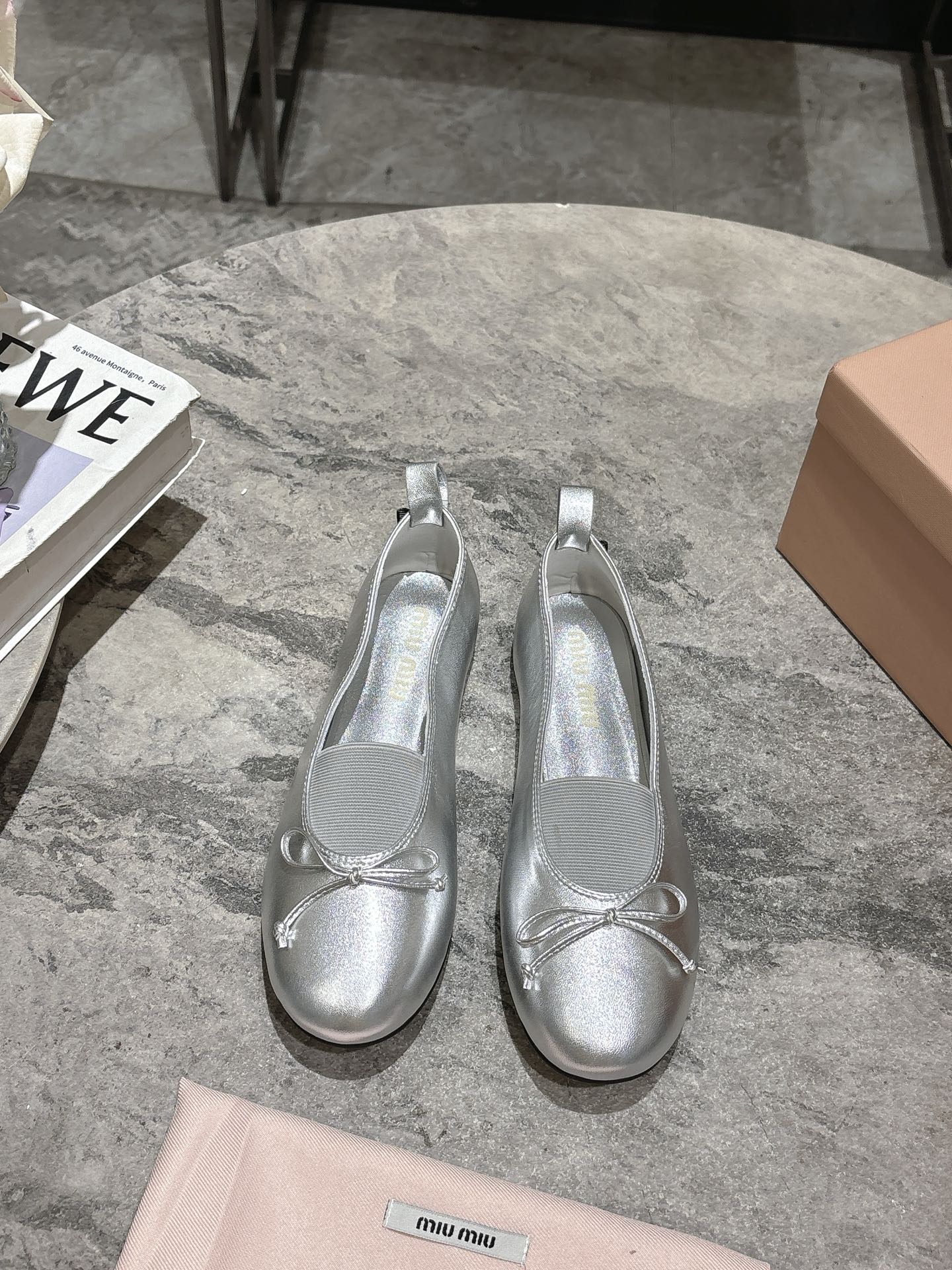 NO:437578,MiuMiu 25ss Spring and Summer New Fashion Show New Lazy Shoes Mary Jane Ballet Shoes Official Spring and Summer Show New Fashion Show, fashionable and versatile, salty and sweet, and does not polish your feet at all. Whether you wear barefoot or paired with socks, it will reduce your age and be super invincible and versatile!  Upper: cowhide, inner foot pad: sheepskin, sole: original rubber outsole, size: 35-39 (40 custom made, no return or replacement), ballet shoes, miumiu, mary jane, cowhide, sheepskin, socks19860909MiuMiu 缪缪 25ss春夏新款 走秀新款一脚蹬懒人鞋玛丽珍芭蕾舞鞋 官方春夏走秀新款,时髦百搭·即可咸又可甜 一点也不磨脚 无论光脚穿还是搭配袜子穿都超级减龄 超级无敌百搭！ 鞋面:牛皮 内里垫脚:羊皮 鞋底:原版橡胶大底 码数:35-39（40定做不退不换),芭蕾舞鞋,miumiu,mary jane,cowhide,sheepskin,socks,Women's Shoes