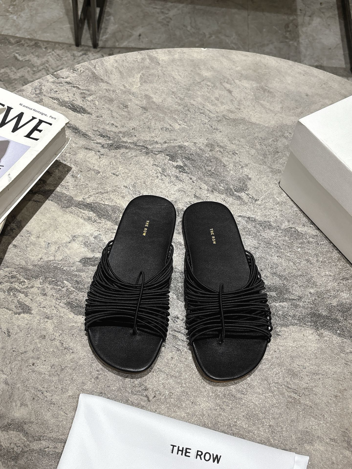 NO:412856,The Row niche trendy brand, 25ss spring and summer new style, Roman mesh rope, slippers, I fell in love with this shoe at first sight, with a little retro flavor and casual match, sexy and charming!  It is always minimalist style, without any logo embellishment, simple is high-end. This style is quite inclusive. The imported cowhide is ductile in its own material, so you can wear it if you are a little thinner or a little fleshy. It has a very good wrapping ability, and it will fit more and not be swept very comfortably. The upper uses original imported mesh rope, inner foot pad mixed-bred sheepskin, original custom Italian leather sole Size35-39 (40.41.42 custom made without return or exchange), slippers, slippers, cowhide, sheepskin, Leather soles19860909The Row 小众潮牌 25ss春夏新款 罗马网绳 拖鞋 第一眼看到这个鞋子就爱上了,带点复古味随性搭配性感迷人好看！一贯极简风格,没有任何logo点缀,简单即是高级 这一款包容性挺广的,材质进口牛皮本身就有延展性所以瘦一点还是肉一点的脚都能穿 它的包裹性很好,走起来会更贴合不会甩很舒适. 鞋面采用原版进口网绳 内里垫脚混种羊皮 鞋底原版定制意大利真皮大底 Size35-39（40.41.42订做不退换）,拖鞋,slippers,cowhide,sheepskin,Leather soles,Women's Shoes