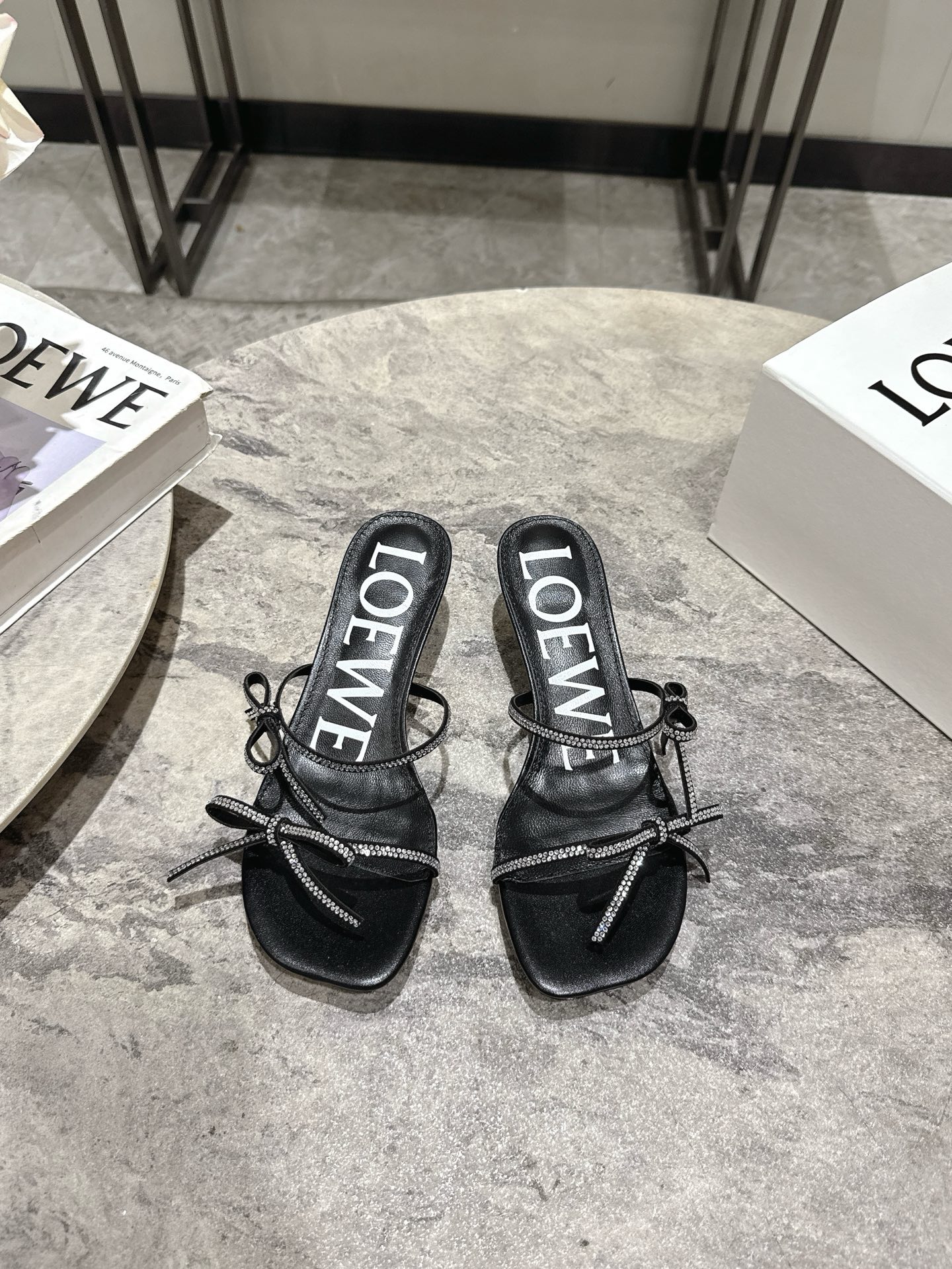 NO:437604,Luo Yiwei LOEWE 2025 Spring and Summer latest fashion sandals. A very popular brand this year. Many celebrity fashion bloggers plant grass. A little fairy who likes this style must buy it!  The upper is made of imported bows and handmade Australian diamonds. The inner mixed-bred sheepskin is delicate and the leather is very comfortable to wear. Simple line design. The design of the toe toe and toe. Super flavor. Original mold-opening and anti-slip sole. Size: 35-39 (customized for 40), slippers and sandals, loewe, loewe, sandals, slippers, sheepskin19860909罗意威LOEWE2025春夏最新款时装凉鞋  今年超火的品牌 好多明星网红时尚博主种草 喜欢这种风格的小仙女必须要入手哦！鞋面采用进口蝴蝶结手工澳钻 内里混种羊皮,皮料细腻上脚非常舒适 简约的线条设计 鞋头大头的设计 超级有味道 原版开模防滑大底 Size: 35-39(40定制）,拖鞋凉鞋,loewe,loewe,sandals,slippers,sheepskin,Women's Shoes