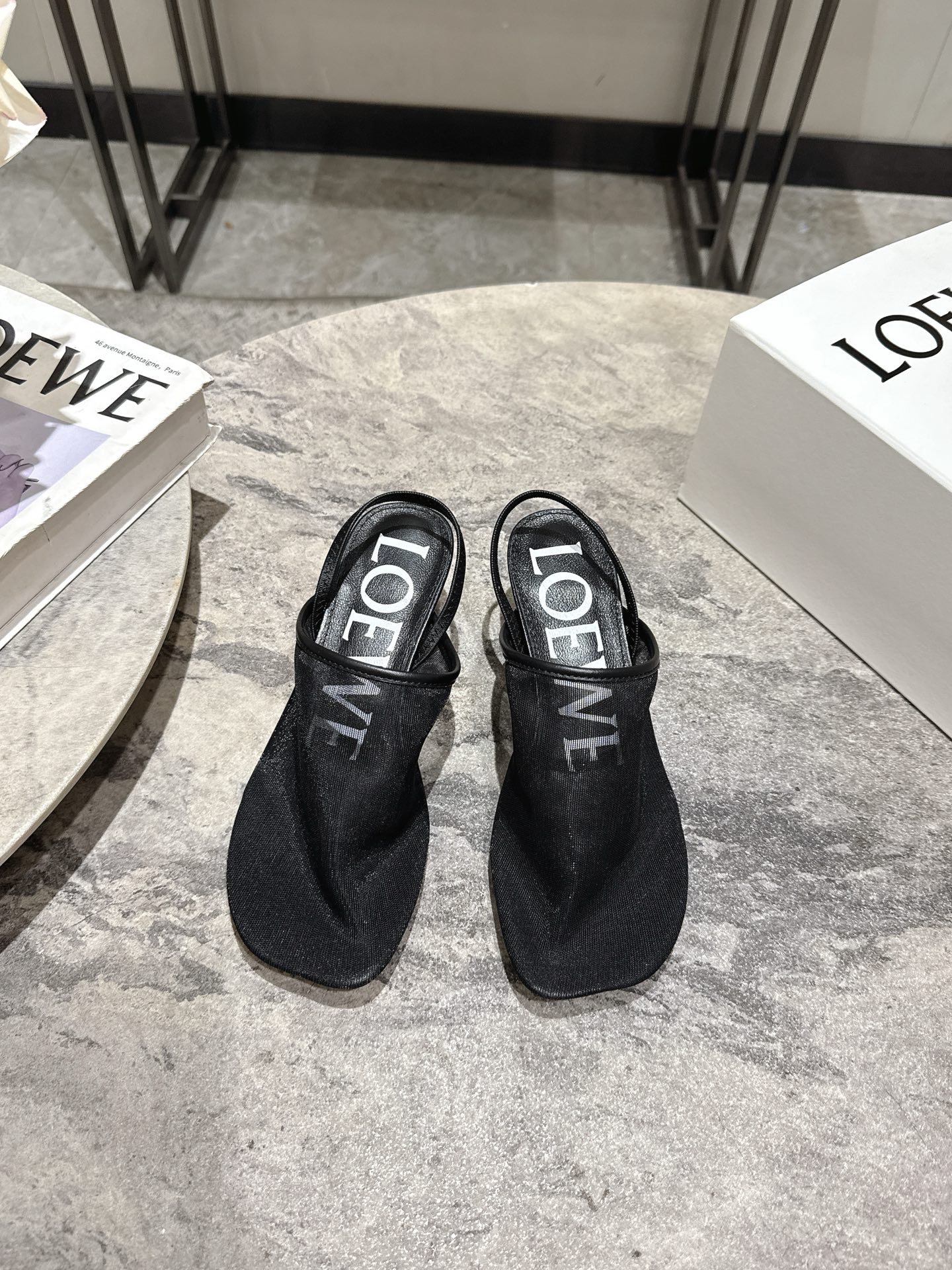 NO:437609,Luo Yiwei LOEWE 2025 Spring and Summer latest fashion sandals. A very popular brand this year. Many celebrity fashion bloggers plant grass. A little fairy who likes this style must buy it!  The upper is made of imported mesh, mixed-bred sheepskin inside, delicate leather material is very comfortable to put on the feet, simple line design, big toe design, super flavor, original mold opening and non-slip sole Size: 35-39 (40 customization), slippers and sandals, loewe, loewe, sandals, slippers, sheepskin19860909罗意威LOEWE2025春夏最新款时装凉鞋  今年超火的品牌 好多明星网红时尚博主种草 喜欢这种风格的小仙女必须要入手哦！鞋面采用进口网纱 内里混种羊皮,皮料细腻上脚非常舒适 简约的线条设计 鞋头大头的设计 超级有味道 原版开模防滑大底 Size: 35-39(40定制）,拖鞋凉鞋,loewe,loewe,sandals,slippers,sheepskin,Women's Shoes