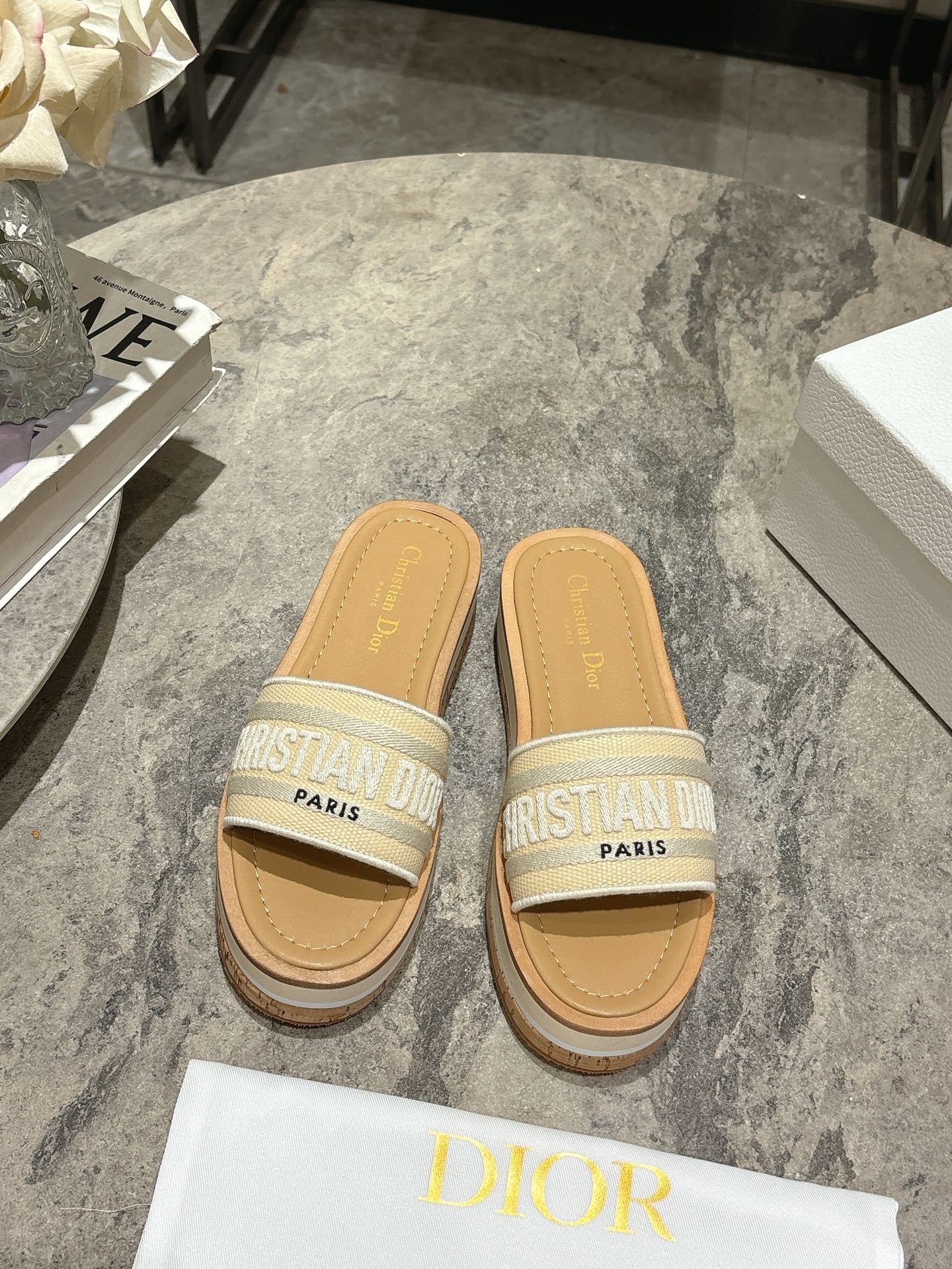 NO:469475,Dio*r Spring and Summer New Thick-soled Heeled Sandals CD Letter Logo Three-dimensional Embroidered Thick-soled Round-toe Open-toed Sandals Original Developed Top-Level Version on the Market, Soft and Delicate Feet, Super Light, Extremely Comfortable Material: Imported Electric Embroidery Embroidery on the Upper Original Foam Combination Outsole A Definitely Height-enhancing Artifact Size35-41 (40.41. Customized No Return or Exchange), Slippers Sandals, Dior, Dior, Sandals, Slippers19860909Dio*r迪奥春夏新款厚底坡跟凉鞋 CD字母logo立体刺绣厚底圆头露趾凉鞋 原版开发市面顶级版本,脚感柔软细腻,大底超级轻 舒适度极高 材质:鞋面进口电绣刺绣 原版泡沫组合大底 妥妥的增高神器 Size35-41（40.41.定做不退不换）,拖鞋凉鞋,dior,dior,sandals,slippers,Women's Shoes