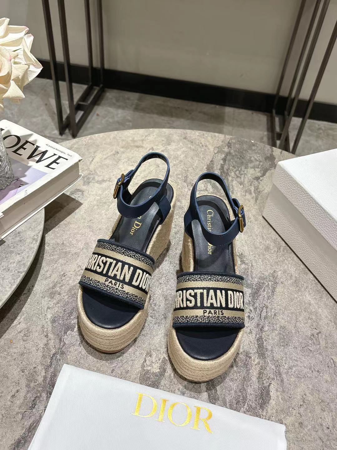 NO:469479,Dio*r Spring and Summer New Thick-soled Wedge Sandals CD Letter Logo Three-dimensional Embroidered Thick-soled Round-toe Open-toe Sandals Original Developed Top-Level Version on the Market, Soft and Delicate Feet, Super Light, Extremely Comfortable Material: Imported Electric Embroidery Embroidery on the Upper Original Weaving Combination Outsole A Definitely Heighten Artifact Size35-41 (40.41. Customized No Return or Exchange), Slippers Sandals, Dior, Dior, Sandals, Slippers19860909Dio*r迪奥春夏新款厚底坡跟凉鞋 CD字母logo立体刺绣厚底圆头露趾凉鞋 原版开发市面顶级版本,脚感柔软细腻,大底超级轻 舒适度极高 材质:鞋面进口电绣刺绣 原版编织组合大底 妥妥的增高神器 Size35-41（40.41.定做不退不换）,拖鞋凉鞋,dior,dior,sandals,slippers,Women's Shoes