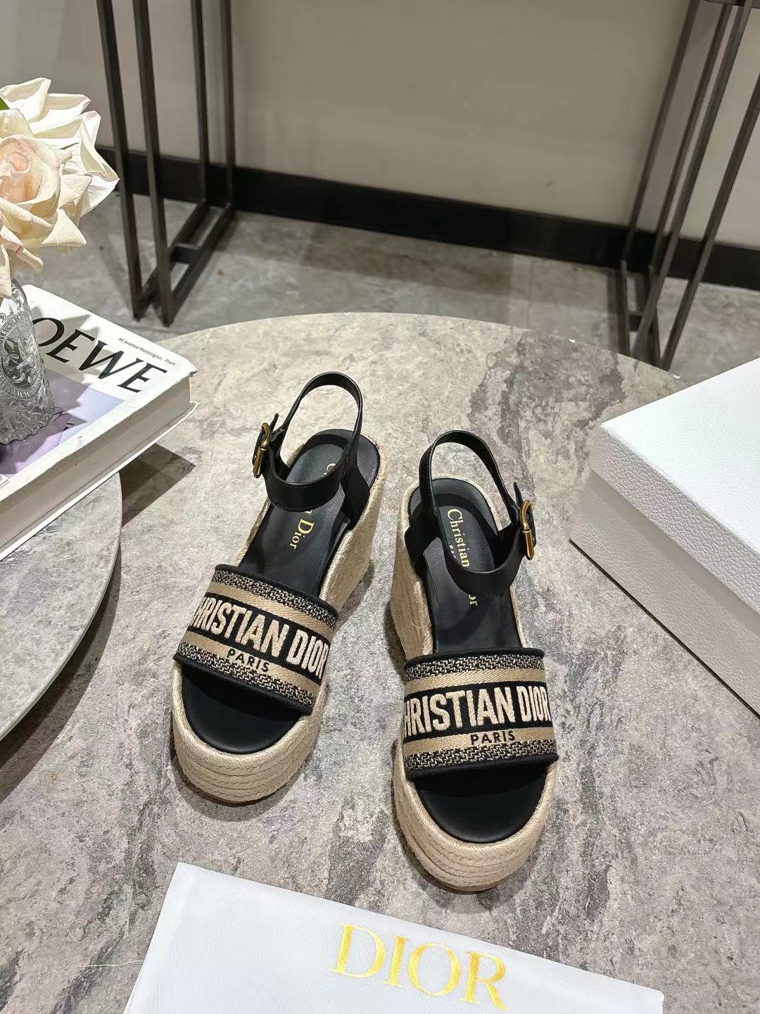 NO:412904,Dio*r Spring and Summer New Thick-soled Wedge Sandals CD Letter Logo Three-dimensional Embroidered Thick-soled Round-toe Open-toe Sandals Original development top-level version, soft and delicate feet, super light, and extremely comfortable. Material: imported electric embroidery on the upper Original woven combination outsole A true height-enhancing tool Size35-41 (40.41. Custom made no return or replacement), sandals, dior, dior, sandals19860909Dio*r迪奥春夏新款厚底坡跟凉鞋 CD字母logo立体刺绣厚底圆头露趾凉鞋 原版开发市面顶级版本,脚感柔软细腻,大底超级轻 舒适度极高 材质:鞋面进口电绣刺绣 原版编织组合大底 妥妥的增高神器 Size35-41（40.41.定做不退不换）,凉鞋,dior,dior,sandals,Women's Shoes