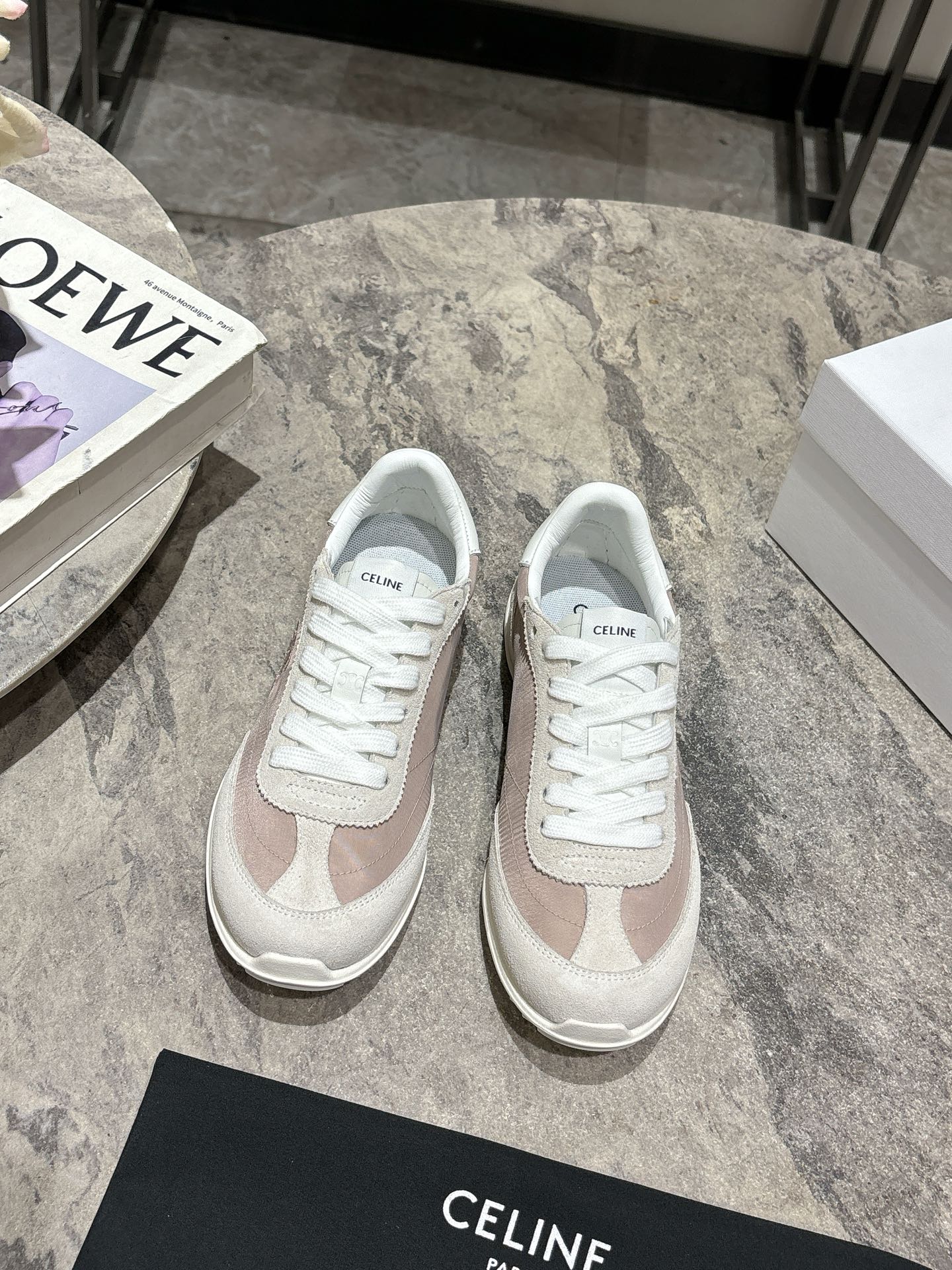 NO:459721,CELINE's latest Racer series for spring and summer Forrest Gump shoes, sports shoes, many celebrity fashion bloggers plant grass, Forrest Gump shoes, classic design is never out of date, cool and versatile, whether it is sports style or casual wear on the street, it can perfectly adapt, easily improving the texture of the overall shape. Moreover, the design of this pair of shoes is very suitable for the foot shape, not tired of walking, and is also breathable in spring and summer, and will not sweat. Whether you are shopping, traveling or exercising, it can become your best match. The upper is high mercerized cowhide splicing breathable cloth, original private molding outsole Size35-39 (customized for 40.41), casual shoes/sports shoes, celine, sneakers, cowhide19860909CELINE思琳春夏最新款Racer系列 阿甘鞋 运动鞋 超多明星时尚博主种草 阿甘鞋鞋型设计经典永不过时 酷帅又百搭无论是运动风穿搭 还是日常出街的休闲装,它都能完美适配,轻松提升整体造型的质感 而且这双鞋的设计很贴合脚型,走路不累脚,春夏穿着也很透气,不会闷汗 不管你是去逛街、旅行还是运动,它都能成为你的最佳搭子 鞋面高丝光牛皮拼接透气布 原版私模大底Size35-39(40.41定做),休闲鞋/运动鞋,celine,sneakers,cowhide,Women's Shoes