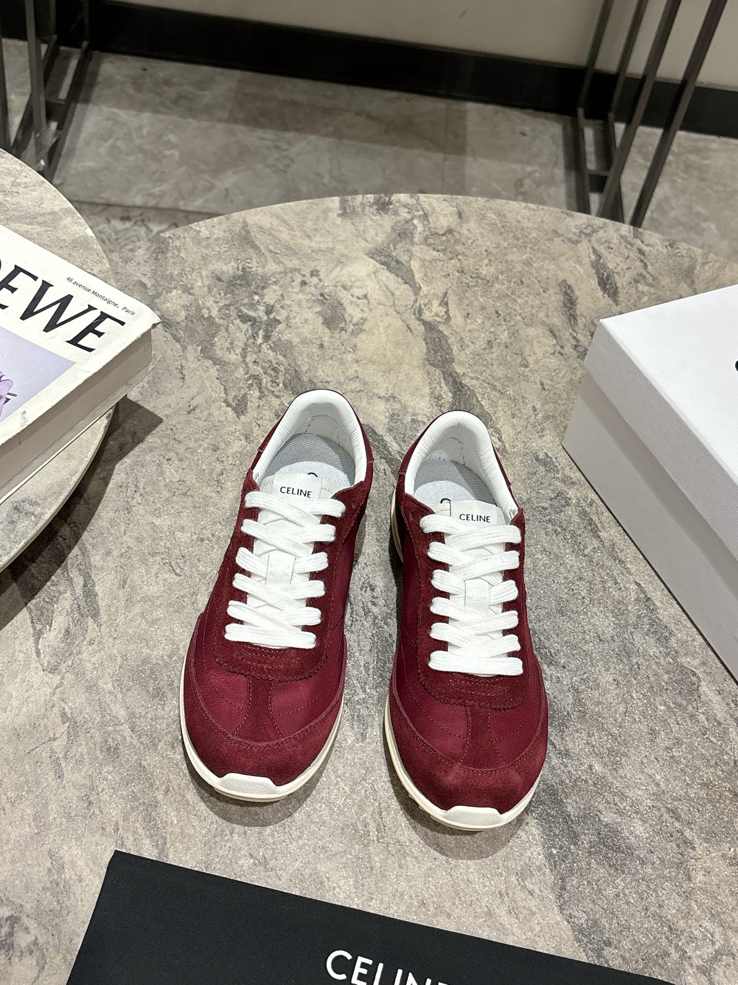 NO:459714,CELINE's latest Racer series for spring and summer Forrest Gump shoes, sports shoes, many celebrity fashion bloggers plant grass, Forrest Gump shoes, classic design is never out of date, cool and versatile, whether it is sports style or casual wear on the street, it can perfectly adapt, easily improving the texture of the overall shape. Moreover, the design of this pair of shoes is very suitable for the foot shape, not tired of walking, and is also breathable in spring and summer, and will not sweat. Whether you are shopping, traveling or exercising, it can become your best match. The upper is high mercerized cowhide splicing breathable cloth, original private molding outsole Size35-39 (customized for 40.41), casual shoes/sports shoes, celine, sneakers, cowhide19860909CELINE思琳春夏最新款Racer系列 阿甘鞋 运动鞋 超多明星时尚博主种草 阿甘鞋鞋型设计经典永不过时 酷帅又百搭无论是运动风穿搭 还是日常出街的休闲装,它都能完美适配,轻松提升整体造型的质感 而且这双鞋的设计很贴合脚型,走路不累脚,春夏穿着也很透气,不会闷汗 不管你是去逛街、旅行还是运动,它都能成为你的最佳搭子 鞋面高丝光牛皮拼接透气布 原版私模大底Size35-39(40.41定做),休闲鞋/运动鞋,celine,sneakers,cowhide,Women's Shoes