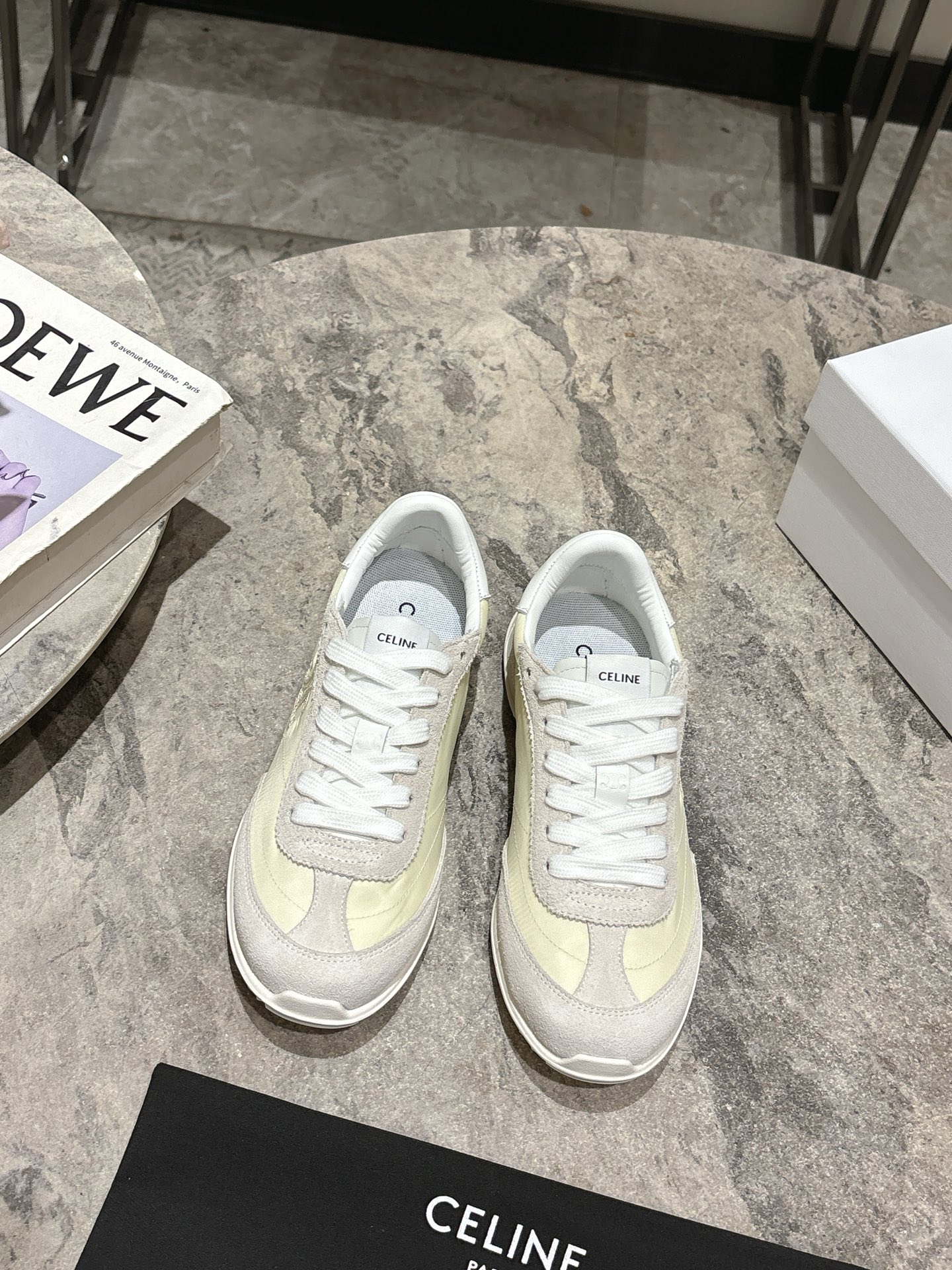 NO:412935,CELINE's latest Racer series for spring and summer Forrest Gump shoes, sports shoes, many celebrity fashion bloggers plant grass, Forrest Gump shoes, classic design is never out of date, cool and versatile, whether it is sports style or casual wear on the street, it can perfectly adapt, easily improving the texture of the overall shape. Moreover, the design of this pair of shoes is very suitable for the foot shape, not tired of walking, and is also breathable in spring and summer, and will not sweat. Whether you are shopping, traveling or exercising, it can become your best match. The upper is high mercerized cowhide splicing breathable cloth, original private molding outsole Size35-39 (customized for 40.41), casual shoes/sports shoes, celine, sneakers, cowhide19860909CELINE思琳春夏最新款Racer系列 阿甘鞋 运动鞋 超多明星时尚博主种草 阿甘鞋鞋型设计经典永不过时 酷帅又百搭无论是运动风穿搭 还是日常出街的休闲装,它都能完美适配,轻松提升整体造型的质感 而且这双鞋的设计很贴合脚型,走路不累脚,春夏穿着也很透气,不会闷汗 不管你是去逛街、旅行还是运动,它都能成为你的最佳搭子 鞋面高丝光牛皮拼接透气布 原版私模大底Size35-39(40.41定做),休闲鞋/运动鞋,celine,sneakers,cowhide,Women's Shoes