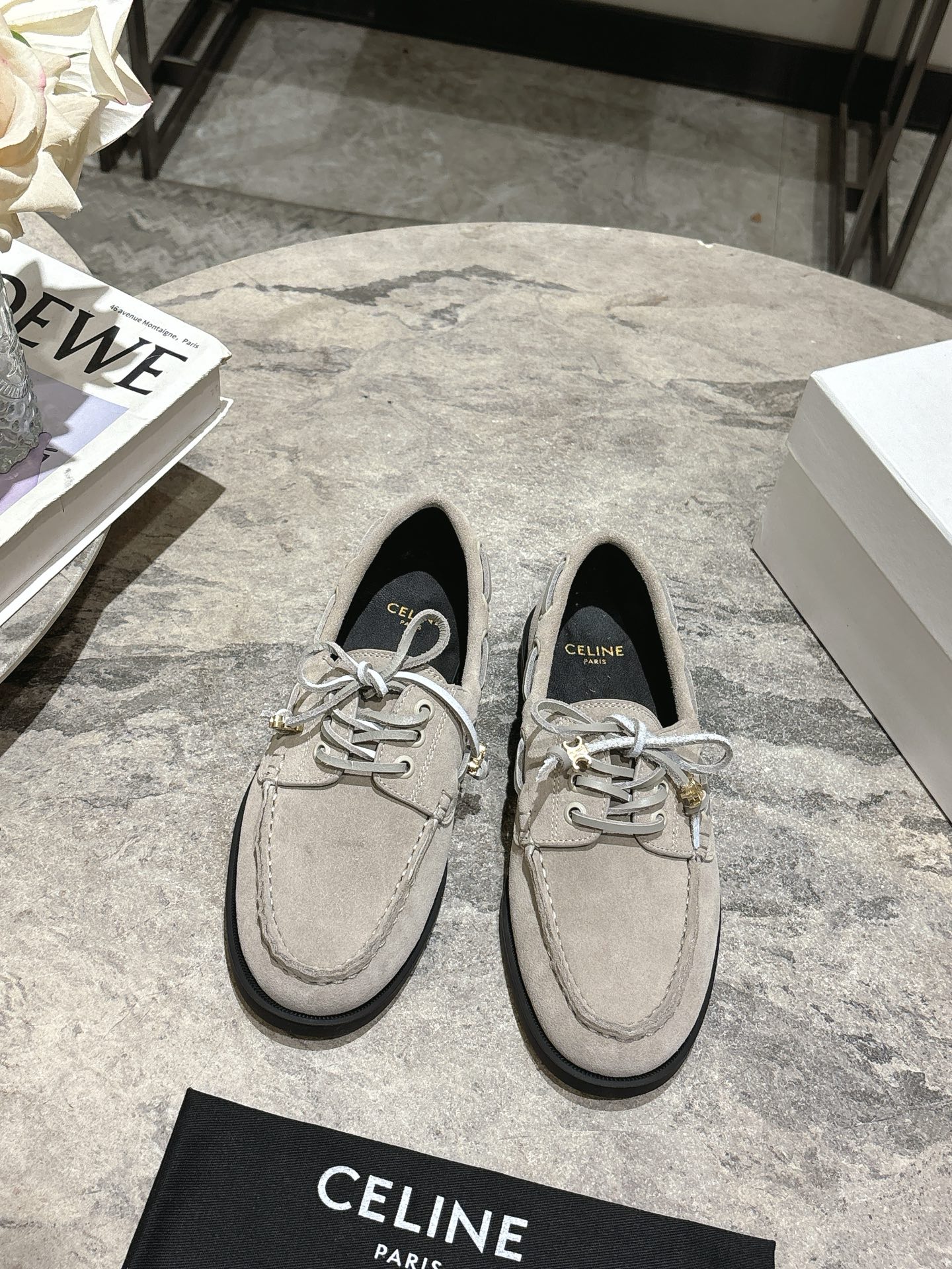 NO:407368,CELINE 2025 spring and summer new women's Arc de Triomphe logo lace-up loafers, simple and comfortable, clean and neat, and thin legs. Whether worn alone or with wide-leg pants, high street and retro, let's make CELINE girls, upper ox fleece, inner lining original inner lining, outsole original sole, size 35-39 (40 customization, no return or replacement), loafers, celine, loafers19860909CELINE思琳2025春夏新款女凯旋门徽标系带乐福鞋一脚蹬懒人鞋 简单舒服,干净利落,显腿细,无论是单穿还是搭配阔腿裤,高街又复古一起来做CELINE女孩 鞋面牛反绒 内里原版内里 大底原版鞋底 码数35-39（40定制不退不换）,乐福鞋,celine,loafers,Women's Shoes