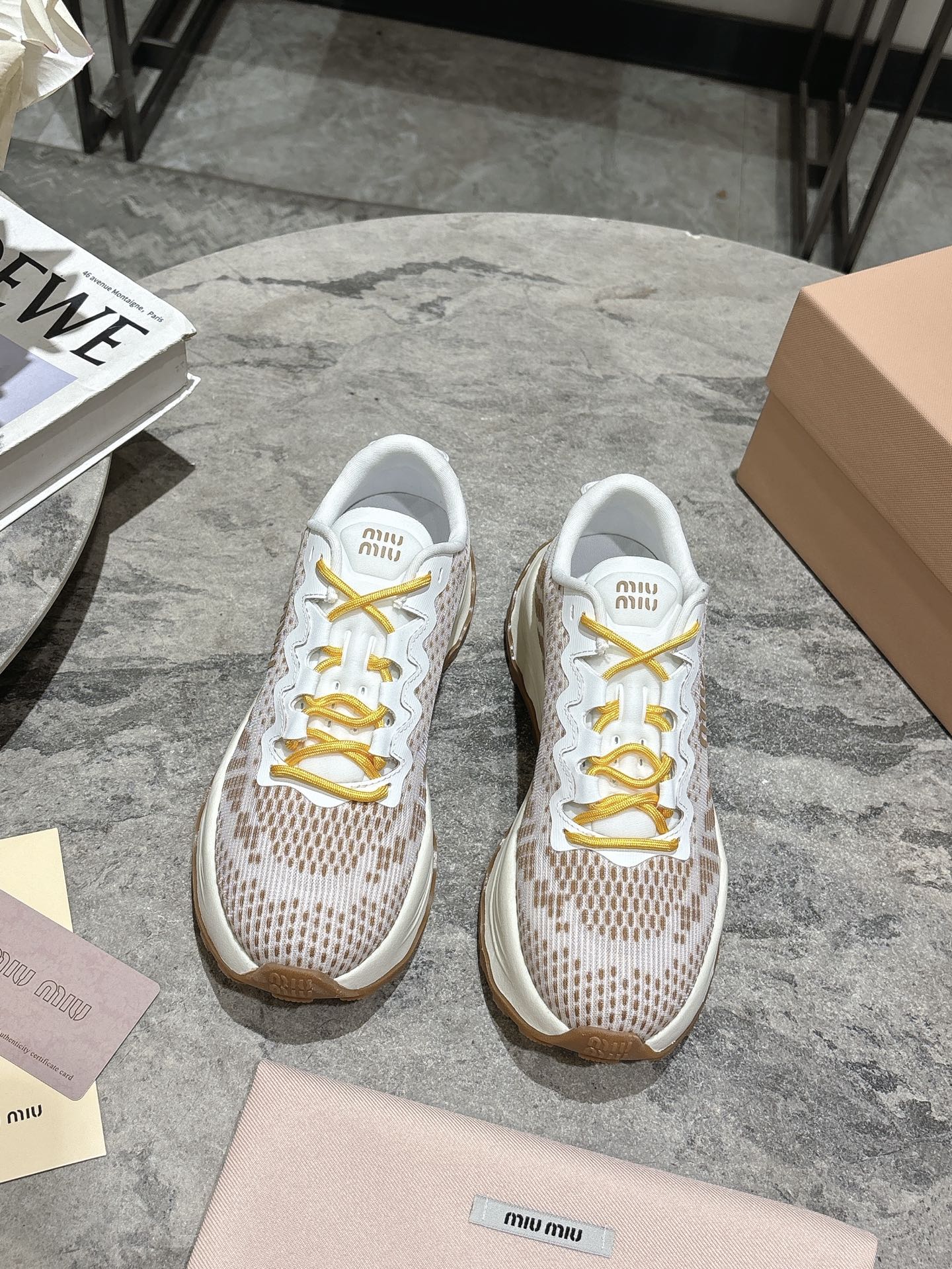 NO:412966,miumiu｜Miao Miu 2025 American retro style dad shoes Sport shoes Fashion, easy to match with feet very comfortable, retro and fashionable, beautiful and simple sports shoes design The fabric uses technological mesh craftsmanship Mesh inner lining + latex insole Original open mold rubber foam sole SIZE women 35-39 (40 customized), casual shoes/sports shoes, miumiu, sneakers19860909miumiu｜缪缪2025美式复古风老爹鞋 运动鞋 时尚,随意搭配上脚非常舒适,复古又时髦上脚美炸了简约的运动板鞋设计 面料采用科技网纱工艺 网布内里+乳胶鞋垫 原版开模橡胶发泡大底 SIZE女35-39(40定做),休闲鞋/运动鞋,miumiu,sneakers,Women's Shoes