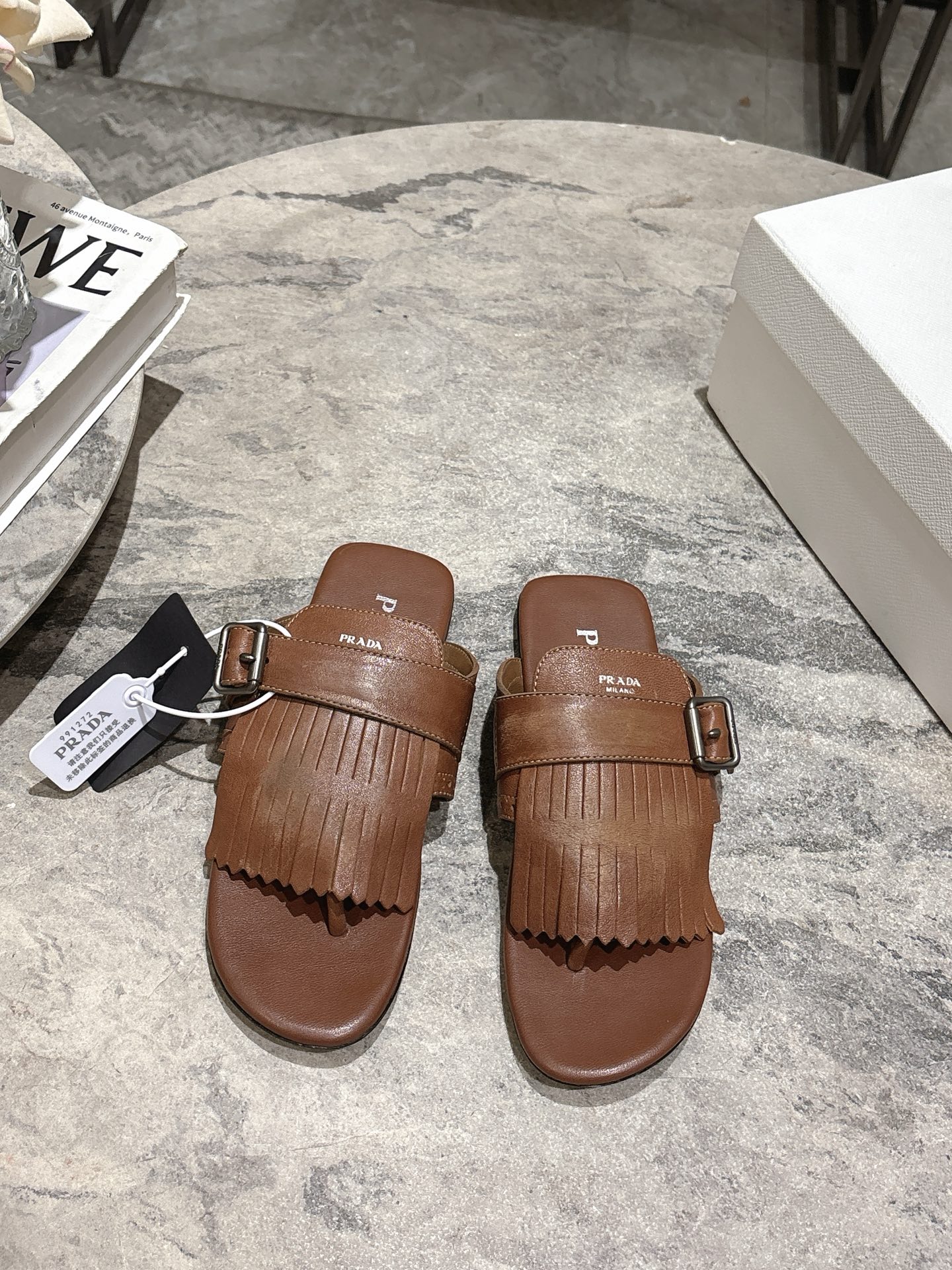 NO:412918,Top quality Prada 25ss Prada catwalk retro tassel open-toed slippers hit!  The catwalk style is retro and fashionable, casual and versatile, fashionable and casual, unique taste, everyone loves and easily controls it. It will explode every year. It is enough to conquer you, wear it, casual and fashionable, both without mistakes, simple and handsome on the feet Fabric: imported vegetable tanned leather tassel craftsmanship, original polishing and color breaking and making treatment effect Inner: Inner sheepskin Rubber beef tendon thick sole Standard size: 35-39 (40.41 custom-made without return and exchange) Standard size, slippers, prada, prada, slippers, sheepskin19860909顶级品质Prada 25ss 普拉达走秀款复古流苏露趾拖鞋爆款！走秀款 复古感时髦满满 随意百搭 时尚休闲 独到味道,人人都爱也轻松驾驭 每年都会爆.足以征服你,穿上它,休闲时髦 两不失误 上脚简单帅气 面料:进口植鞣皮流苏工艺 原版擦色打烂做旧处理效果 内里:内里羊皮 橡胶牛筋厚底 标准码数:35-39（40.41定制不退换)标准码,拖鞋,prada,prada,slippers,sheepskin,Women's Shoes