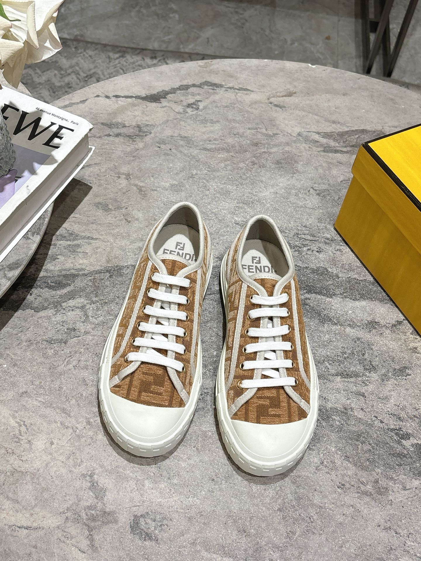 NO:412875,Fendi's latest flat-soled casual sneakers, custom-made upper, original sauna F fabric upper, century-old classic layout, sheepskin inner, original non-slip sole, size: women's 35-39 (40.41 custom made), casual shoes/sports shoes, fendi, fendi, sneakers, sheepskin19860909Fendi芬迪最新款平底休闲运动鞋 鞋面定做原版烧花F布料鞋面 百年经典版面 羊皮内里 原版防滑底 码数:女35-39 (40.41定做),休闲鞋/运动鞋,fendi,fendi,sneakers,sheepskin,Women's Shoes