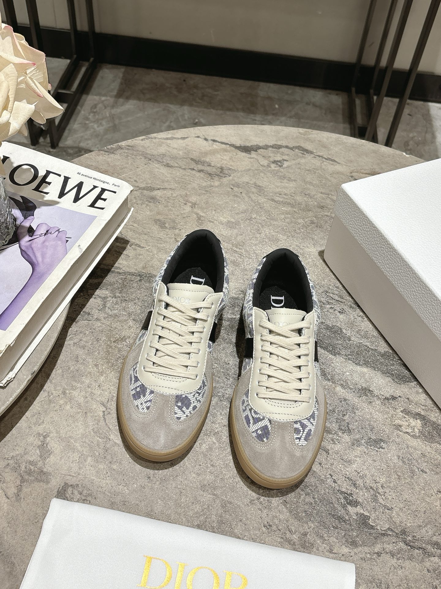 NO:469466,Top version, Dior - Dior couple casual genre shoes. After its debut in 2004, B01 was called the most beautiful genre. In 2025, KJ re-improves the B01. The two designers' different ideas are fusion and collision awards. The predecessor of the genre shoes can be traced back to the 1970s. The purpose of manufacturing was to West Germany to create a batch of training shoes suitable for indoor training for soldiers. The genre shoes were born. In the late 1990s, the fashion brand Maison Margiela purchased GAT in large quantities and changed them. This genre shoes officially started a fashion journey. Size35-45 (for women 40 men 45 custom-made, non-refundable), casual shoes/sports shoes, dior, dior, sneakers19860909顶级版本, Dior -  迪奥情侣款休闲德训鞋 2004年B01初次登场后续被称为最美德训2025年KJ重新对B01进行改良 两位设计师不同的理念在后进行交融碰撞奖 德训鞋的前身可以追溯到20世纪70年代 当年制造的目的是西德为了士兵制造一批适合室内训练的训练鞋,德训这个鞋型由此诞生. 90年代末时尚品牌Maison Margiela大批量采购GAT,并且把它们进行改头换面,就此德训这个鞋型正式开启了时尚之旅. Size35-45（女40 男45订做不退换）,休闲鞋/运动鞋,dior,dior,sneakers,Women's Shoes