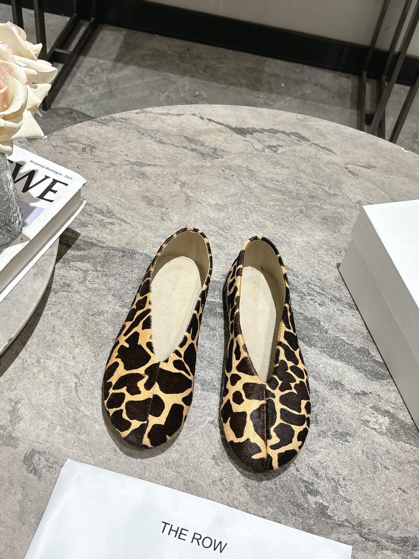 NO:437540,The row Niche trendy brand 25ss spring and summer new style ballet shoes retro single shoes laziness shoes super soft and comfortable The first pair of grandma shoes this year is the golden beauty needs to be shared immediately Super soft and glutinous leather, not tired from walking, super comfortable with soft sole, super comfortable with a big and elegant head, full of personalized Therow style full of old money style, original imported sheepskin upper/horse hair, inner foot pad sheepskin original imported sole sole Size35-40 (40 custom made without return or exchange), ballet shoes, sheepskin19860909The row 小众潮牌 25ss春夏新款 芭蕾舞鞋 复古单鞋 一脚蹬懒人鞋 超级柔软舒适 今年的第一双奶奶鞋非它莫属 金灿灿的美丽需要立马分享 超级软糯的皮子,暴走不累,软底的超级舒服 大方头超级个性 Therow风十足 老钱风满满 鞋面原版进口绵羊皮/马毛 内里垫脚羊皮 鞋底原版进口橡胶底 Size35-40（40定做不退换）,芭蕾舞鞋,sheepskin,Women's Shoes