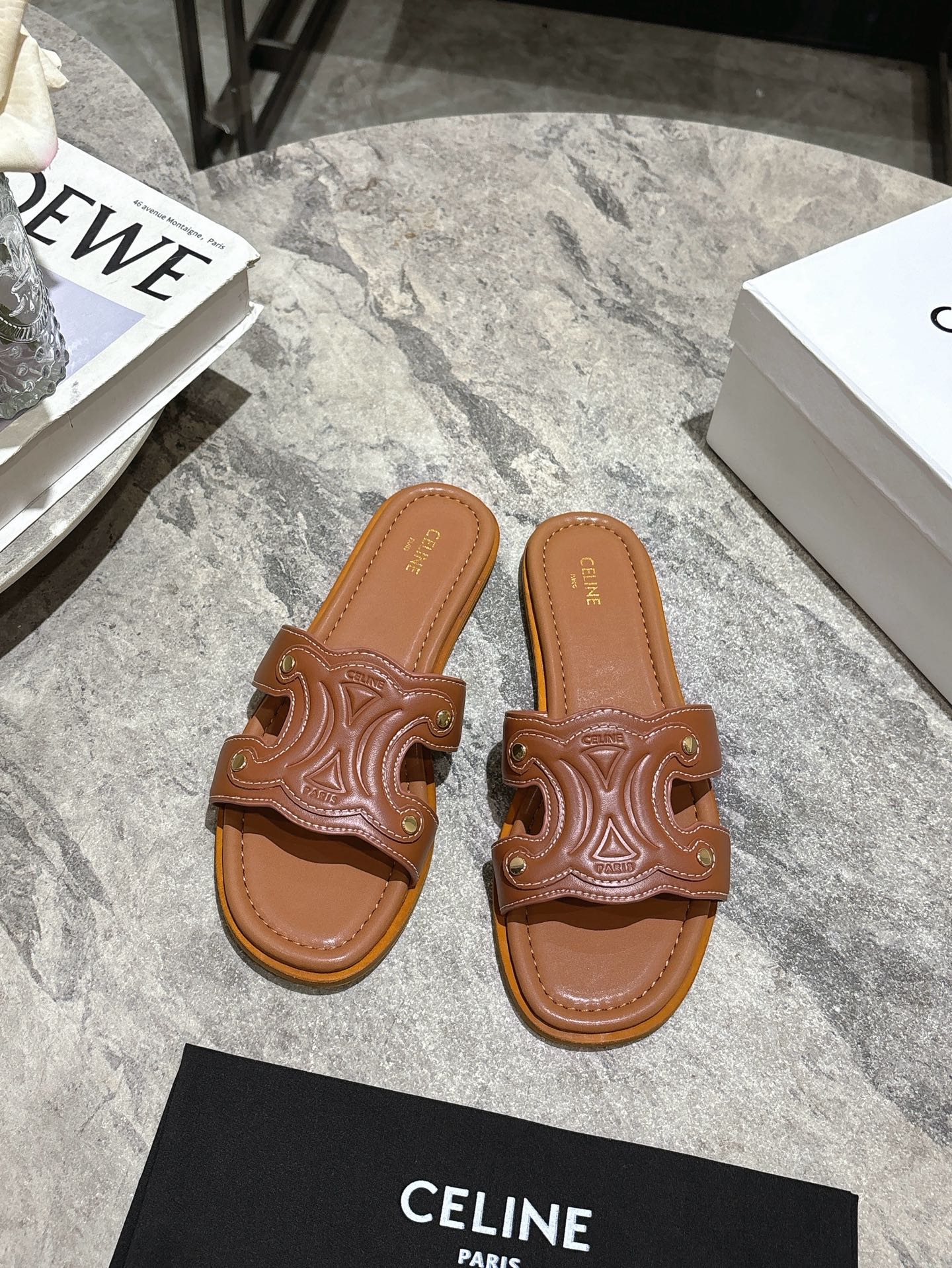 NO:409224,CELINE SELECT SELINE SELECT LEVEL REVIEW ROUND ROUND SAND SLINE REFERENCE ROUND SLINE IN CONTACT EXPOSURE, HEALTH REAL LOW GOOD, REFERENCE TO EXPOSURE, N DEBUCT, THIS PERIOD, Vintage Vintage, Vintage Vintage, Vintage, Vintage, Vintage, Upper material, imported cowhide, genuine leather outsole midsole, full set of original packaging Size35-40 (40 custom made without return), slippers, celine, sandals, slippers, cowhide, Leather soles19860909批 CELINE思琳代级别 春夏新品凯旋门复古罗马凉鞋拖鞋 进出专柜无压力,重工版,拒绝一眼假low货 原版楦型,调试N次、这款上脚绝对Vintage复古风味十足 鞋面材质头层进口牛皮 真皮大底中底原版全套包装 Size35-40(40定做不退换),拖鞋,celine,sandals,slippers,cowhide,Leather soles,Women's Shoes