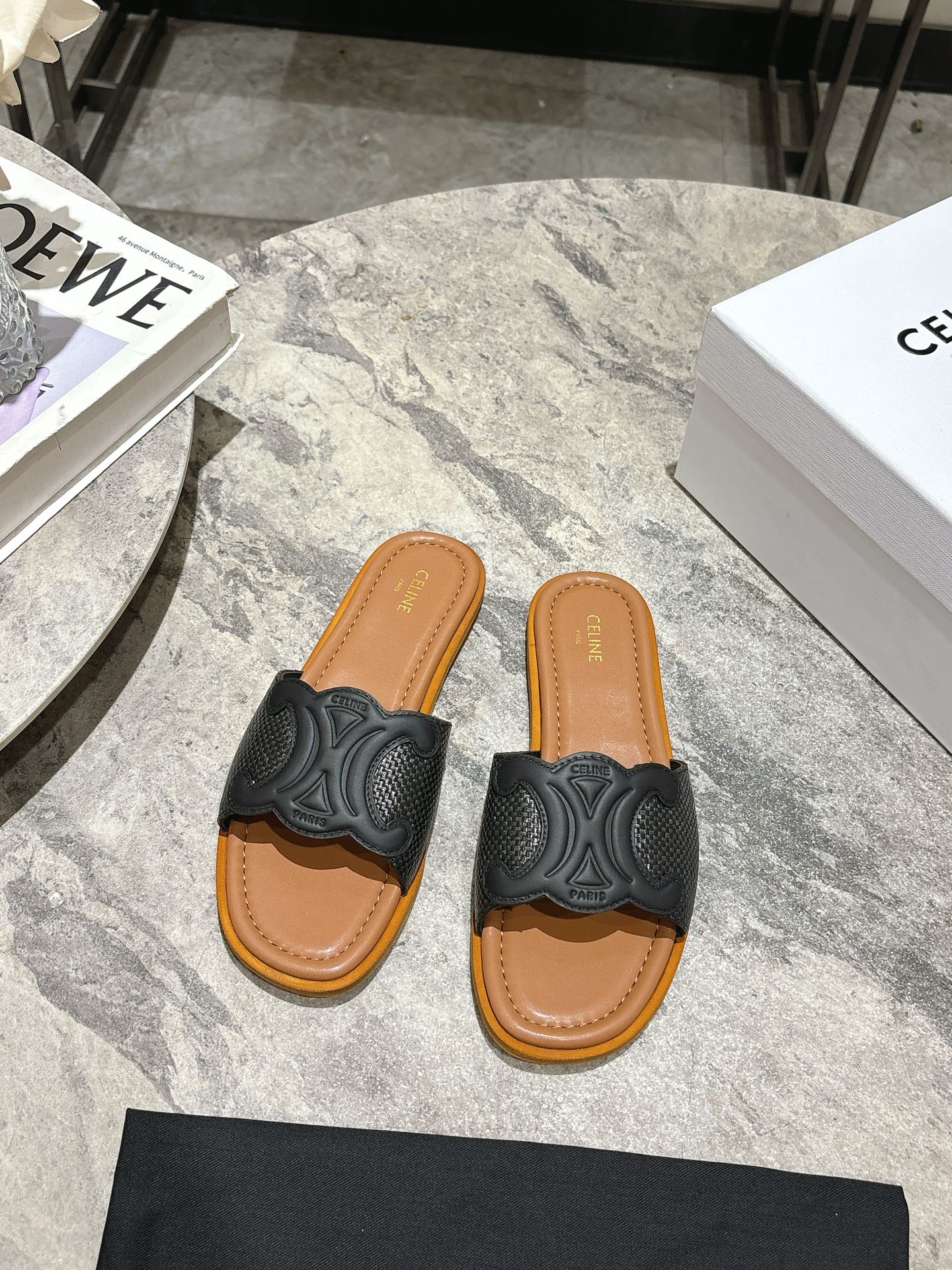 NO:412862,CELINE genre level Spring and summer new Arc de Triomphe retro Roman sandals slippers No pressure in and out of counter, heavy industry version, reject fake low goods at a glance Original last, N debugging, this one is absolutely Vintage retro flavor, upper material top layer imported cowhide genuine leather outsole midsole original full package Size35-40 (40 custom made without return and exchange), slippers, celine, sandals, slippers, cowhide, Leather soles19860909CELINE思琳代级别 春夏新品凯旋门复古罗马凉鞋拖鞋 进出专柜无压力,重工版,拒绝一眼假low货 原版楦型,调试N次、这款上脚绝对Vintage复古风味十足 鞋面材质头层进口牛皮编织 真皮大底中底原版全套包装 Size35-40(40定做不退换),拖鞋,celine,sandals,slippers,cowhide,Leather soles,Women's Shoes
