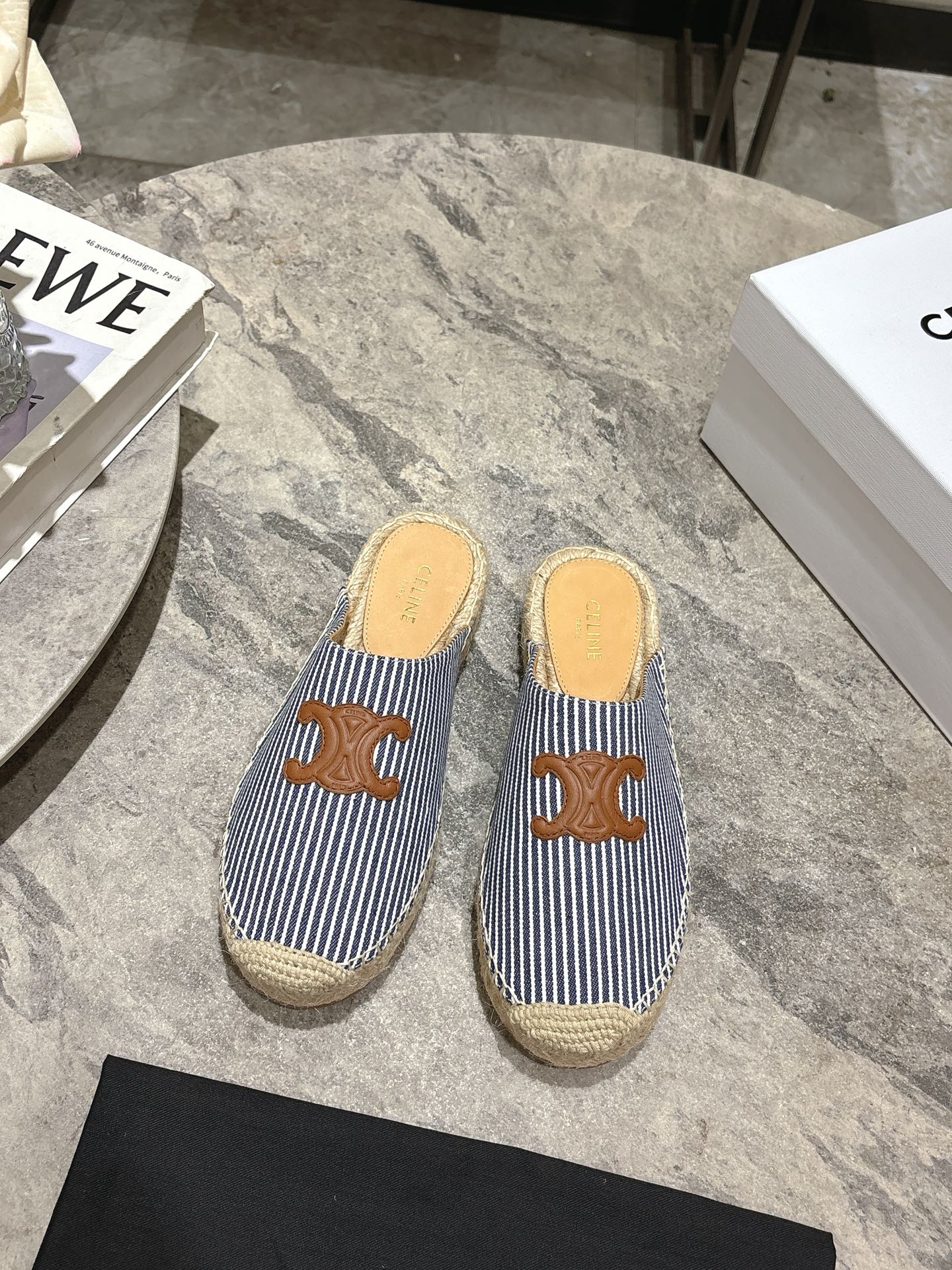 NO:412825,High-version Celine 2025ss new hemp rope bottom fisherman shoes Birken half-support sandals are full of high-end feel. Internet celebrity ins grass planting artifact, very retro style, full of aura, very novel design style, high-end and very comfortable. The original one-to-one Celine logo shows the brand charm, the fabric is super soft and comfortable. The original fabric is special fabric/leopard print, the inner mixed-bred sheepskin inner lining, the outer sheep rope anti-slip rubber outsole, size 35-39 (40 customized), semi-torch, celine, slippers, espadrilles, sheepskin19860909高版本 Celine思琳2025ss新款麻绳底渔夫鞋勃肯半托凉拖鞋高级感十足 网红ins种草神器、非常复古风、气场十足单品、设计风格非常新颖、高档且非常舒适.原版一比一定制 鞋头Celine标志彰显品牌魅力,面料超级柔软舒适度很好 面料原版特殊布面/豹纹 内里混种羊皮内里 大底麻绳防滑橡胶大底 码数35-39（40订做）,半拖,celine,slippers,espadrilles,sheepskin,Women's Shoes