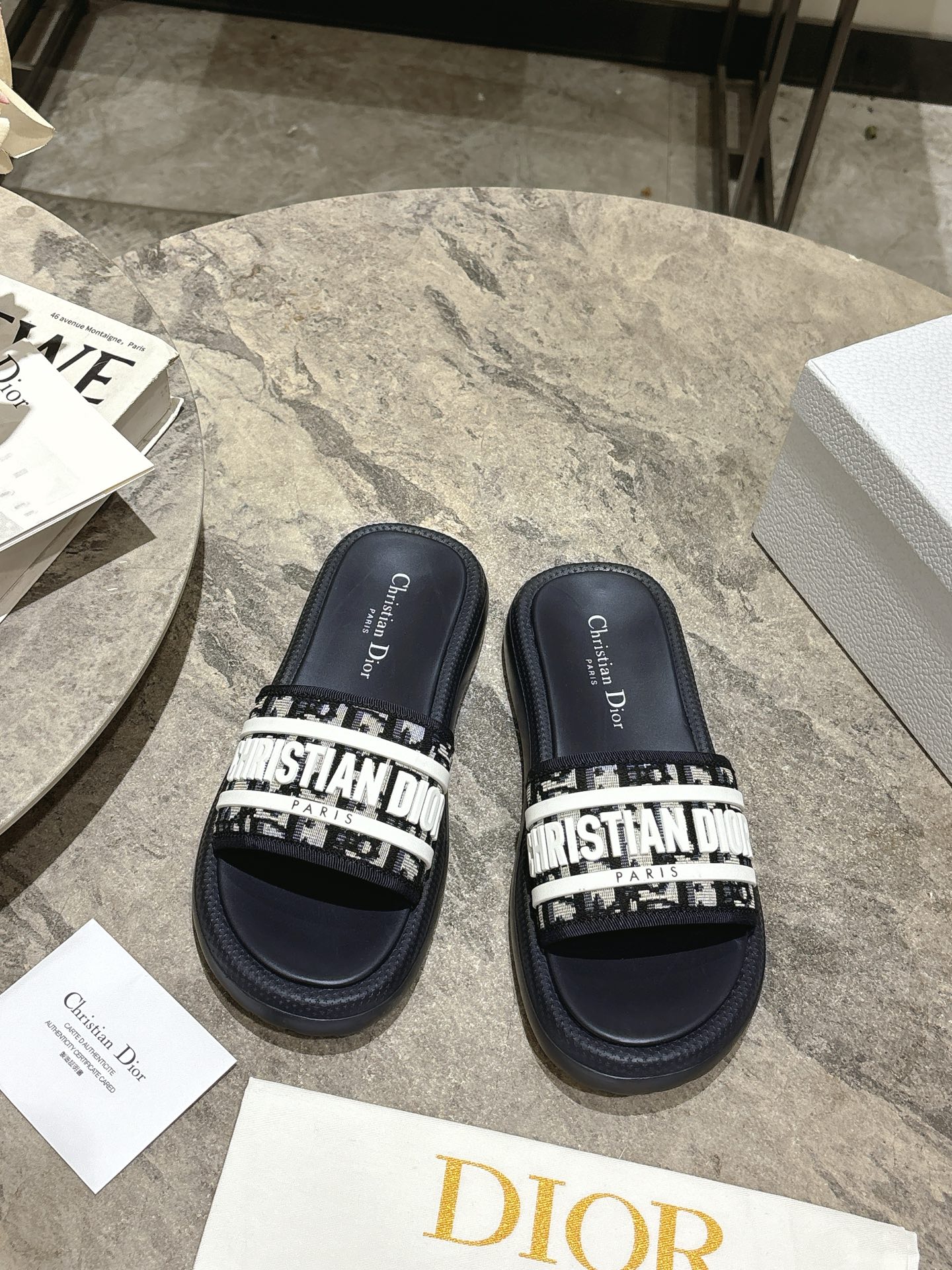 NO:412819,Dior 25ss Dior new 3D three-dimensional drop-and-letter slippers, essential items for summer beach vacation, minimalist style, light and comfortable, original sole, open mold, vacuum foam sole, super fit for foot feeling, upper kpu material, three-dimensional 3D feeling, size35-39 (customized for 40.41.42), slippers, dior, dior, slippers19860909Dior 25ss迪奥新款3D立体滴胶字母拖鞋 夏日沙滩度假必备单品 极简风格轻便舒适 鞋底原版开模抽真空发泡底 超贴合脚感 鞋面kpu材质立体3D感 size35-39（40.41.42定做）,拖鞋,dior,dior,slippers,Women's Shoes