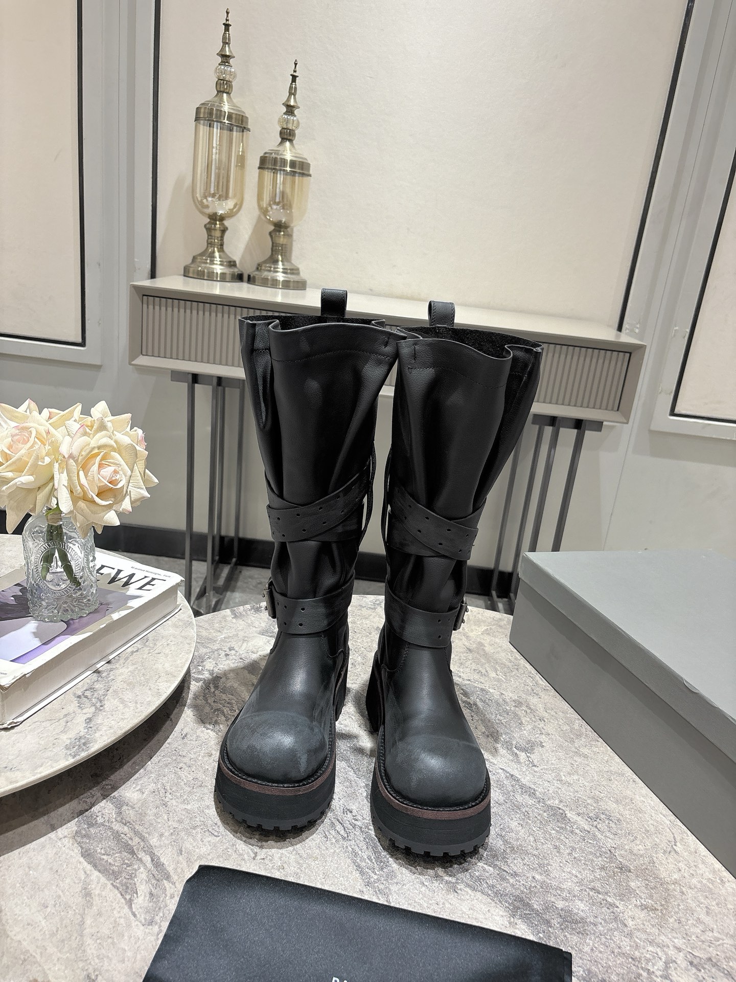 NO:412790,15-inch men's 30, Balenciaga 25 Fall pre-order New Balenciaga FW25 Venom Boots by balenciaga The coolest venom boots in 25 years are here!  Dark functional wind!  The aura of the street explodes when going out. Original data - original 1:1 restores the details. The design of Venom boots is very recognizable. The neat lines and metal buckles are combined. Every detail shows Balenciaga's avant-garde attitude. The leather is of superior texture, restrained luster but luxurious, and the foot feels coexist with style. Whether it is paired with slim jeans to show the coolness of the street or to create a different spark with a personalized skirt, it can be easily held. Wear it, you are the most eye-catching existence on the street, perfectly interpreting the fashion attitude. The original 3 high-level styles are available. The fabric is customized with matte natural calfskin/aging and destructive craftsmanship. The inner medium-gloss cowhide hardware is customized pure copper matte silver brushed aged version. The 3 layers combination of the large bottom - leather edge strips/resilience wear-resistant velvet/tire rubber outsole  Number of women 35-39 (40 fixed) Male 40-45 (46 fixed) Original packaging, boots, balenciaga, balenciaga, boots, skirts, jeans, cowhide1986090915寸 男30, 巴黎世家25Fall pre-order New Balenciaga FW25 Venom Boots by balenciaga 25年最酷的毒液靴来咯！ 暗黑机能风！出门炸街气场爆表 原厂数据-原版1:1还原细节 毒液靴的设计极具辨识度,利落的线条搭配金属扣饰,每一处细节都彰显着Balenciaga的前卫态度.皮革质感上乘,光泽内敛却又奢华尽显,脚感更是舒适与格调并存. 无论是搭配修身牛仔裤展现街头酷感,还是与个性裙装碰撞出别样火花,它都能轻松hold住.穿上它,你就是街头最吸睛的存在,将时尚态度完美诠释 原版3种高度款式可选 面料定制哑光自然摔小牛皮/做旧破坏工艺效果 内里定制中光牛皮 五金定制纯铜哑银色拉丝做旧版本 大底3层组合-真皮沿条/回弹耐磨绒/轮胎橡胶外底 码数女35-39（40定） 男40-45（46定） 原版包装,靴子,balenciaga,balenciaga,boots,skirts,jeans,cowhide,Women's Shoes