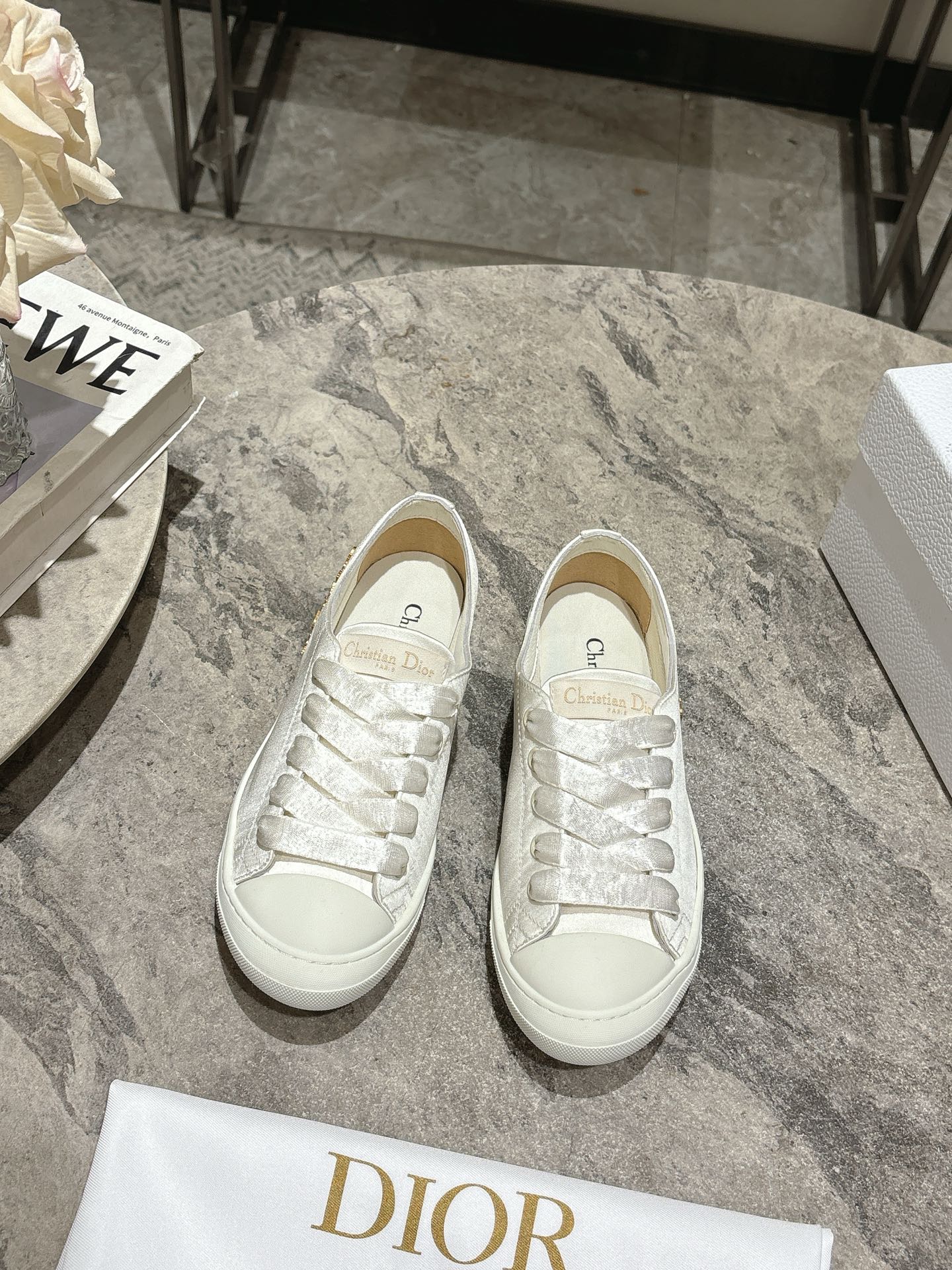 NO:412848,Dior 2025ss new fashion sneakers, Dexue shoes, sports shoes, counter shoes are hard to find, many internet celebrities plant grass, versatile fried chicken on the feet, Taikoo Hui genuine products are purchased and developed, high-end customization, upper material, silk fabric/sheep rhinestone, inner lining, breathable mesh spliced ​​sheepskin, original original mold outsole perfect replica, foot feel very comfortable, original full packaging, size 35-39 (customized for 40.41), casual shoes/sports shoes, dior, dior, sneakers, sheepskin, real silk19860909Dior迪奥2025ss新品时尚球鞋 德训鞋 运动鞋 专柜一鞋难求 超多网红明星种草 上脚炒鸡百搭、太古汇正品购入开发 高端定制 鞋面材料真丝面料/羊筋面 内里 透气网布拼接羊皮 原版原模大底完美复刻、脚感非常舒适、 原版全套包装 码数35-39（40.41定做）,休闲鞋/运动鞋,dior,dior,sneakers,sheepskin,real silk,Women's Shoes