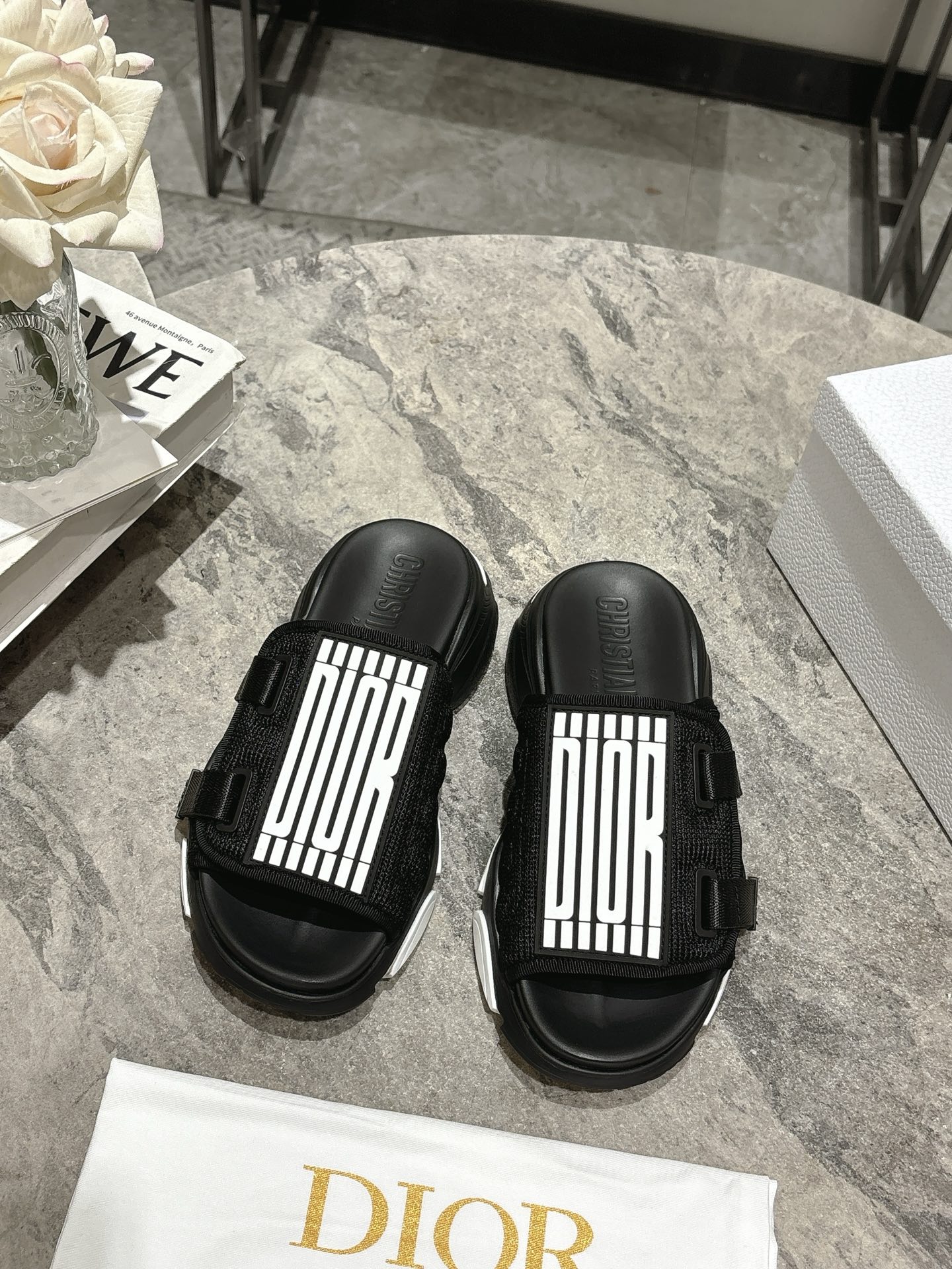 NO:412925,Dior 25ss Spring and summer new style D-shaped embroidered thick-soled sports slippers Universal classic style This casual shoe is carefully crafted with printed mesh fabric, matched with soft foamed sole in the same color, and the side of the sole is decorated with brand logo to create a classic shape, comfortable to wear, and can be matched with various shapes to show a modern style. The inner part of the upper is original customized special electric embroidery material. The sole original IP foamed sole (lightweight) The thickness of the sole is 5cm. Size: 35-39 (40.41.42 Customized, no return or replacement), slippers, dior, slippers19860909Dior 25ss 春夏新款 D字刺绣厚底运动拖鞋 特百搭经典款式 此款休闲鞋采用印花网眼织物精心制作,搭配同色调软发泡大底,大底侧边饰以品牌logo,打造经典造型,穿着舒适,可搭配各式造型,彰显摩登风范. 鞋面内里原版定制特殊电绣材料 鞋底原版IP发泡鞋底（轻便） 大底厚度5cm 码数 : 35-39（40.41.42定做不退不换）,拖鞋,dior,slippers,Women's Shoes