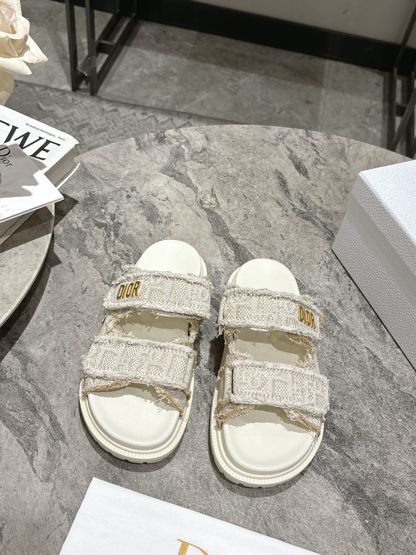 NO:446654,New color Top version 2025 summer hit, super Dior. D Home 2025 new Velcro sandals GO original replica high-end customization super durable and super versatile style very comfortable to wear, super easy to wear, more fragrant than fragrant grandma style, original cowhide upper original d hardware buckle original mold opening TPU outsole size 35-39 (customized for 40.41), slippers sandals, dior, dior, sandals, slippers, cowhide19860909新颜色 顶级版本 2025夏季爆款 超赞 Dior. D家2025新款魔术贴凉鞋 GO原版复刻 高端定制 超耐看超百搭款 上脚非常舒适 超好穿 比香奶奶款还香 鞋面原版牛皮  原版d五金扣 原版开模TPU大底 码数35-39（40.41定做）,拖鞋凉鞋,dior,dior,sandals,slippers,cowhide,Women's Shoes