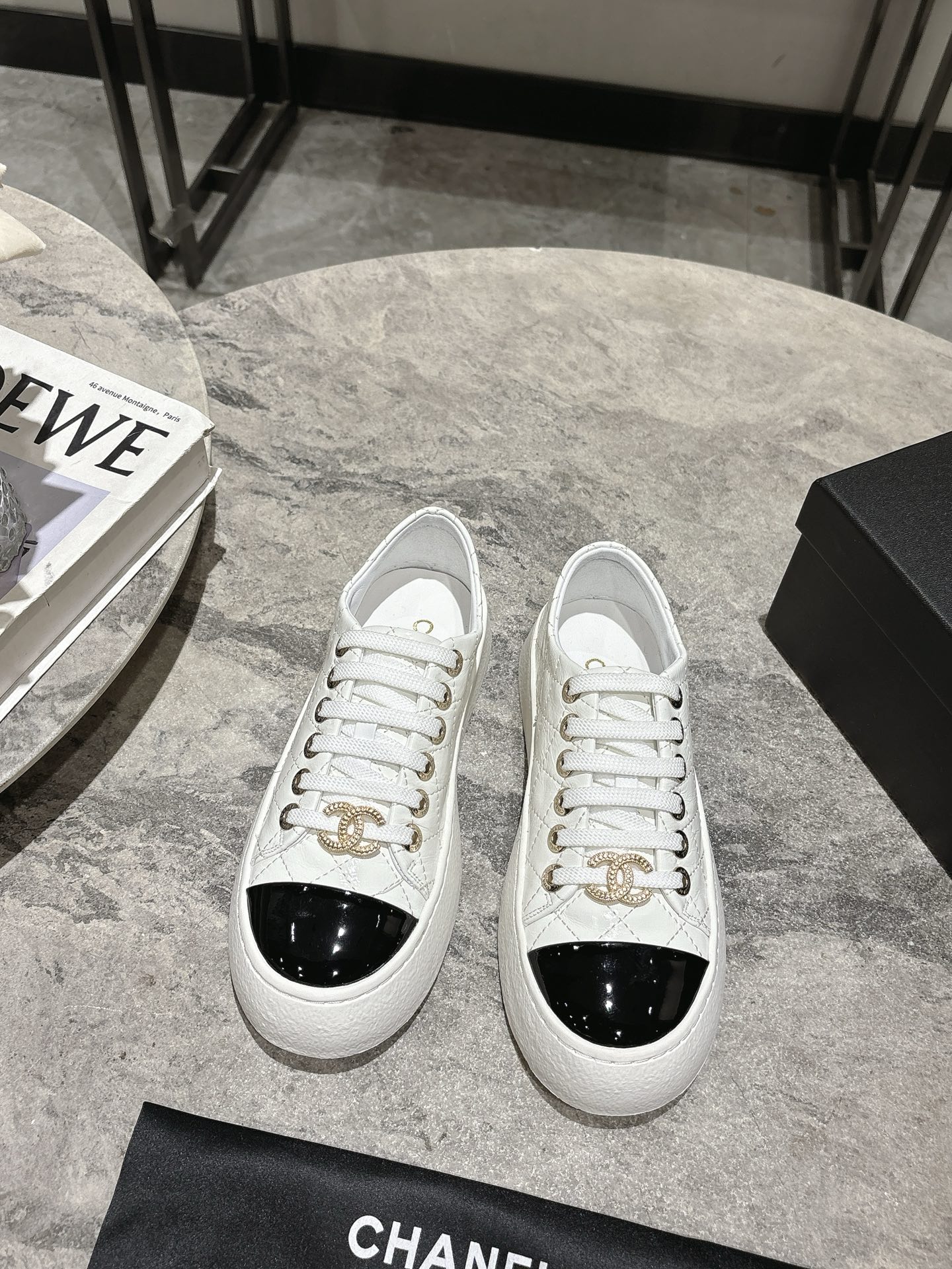 NO:437512,Patent leather Chanel 25a biscuit shoes that increase height and make you look slim. The classic toe is made of patent leather, which makes it brighter instantly!  Soft wrinkled calf patent leather/wool cloth, excellent texture!  Slightly big-headed shoe shape, very cute and dignified size 35-39 (customized for 40.41), casual shoes/sports shoes, chanel, chanel, sneakers19860909漆皮 Chanel香奈儿25a增高显瘦的饼干鞋 经典款鞋头用了漆皮材质,瞬间提亮的感觉！ 软皱小牛漆皮/毛呢布,质感超赞！ 微微大头的鞋型,很是可爱又端庄 size 35-39(40.41定做),休闲鞋/运动鞋,chanel,chanel,sneakers,Women's Shoes